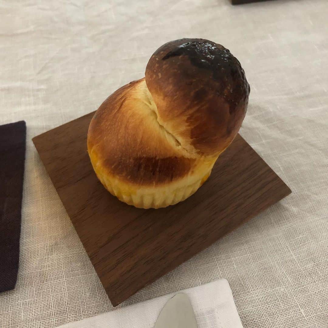甘糟記子さんのインスタグラム写真 - (甘糟記子Instagram)「今日はなっちゃん @natsukauegami と、吉木りさちゃん @risayoshiki0727  とみのり先生 @minopan のパン教室へ行ってきました( ^ω^ )  こだわりバターで作ったブリオッシュは最高にうまし！！ ブリオッシュ生地で作ったミルトーストも、もっちりしっとり具合がたまらんでした(๑˃̵ᴗ˂̵) 帰ってからは姫を迎えに行き、テニスへ行く前に3人でかき氷で寄り道( ^ω^ )  暑いからね〜。 こういう楽しみが大切です！  #習い事#パン教室#ブリオッシュ#息子殿姫#息子殿#姫#カキ氷」6月19日 21時30分 - norihey924