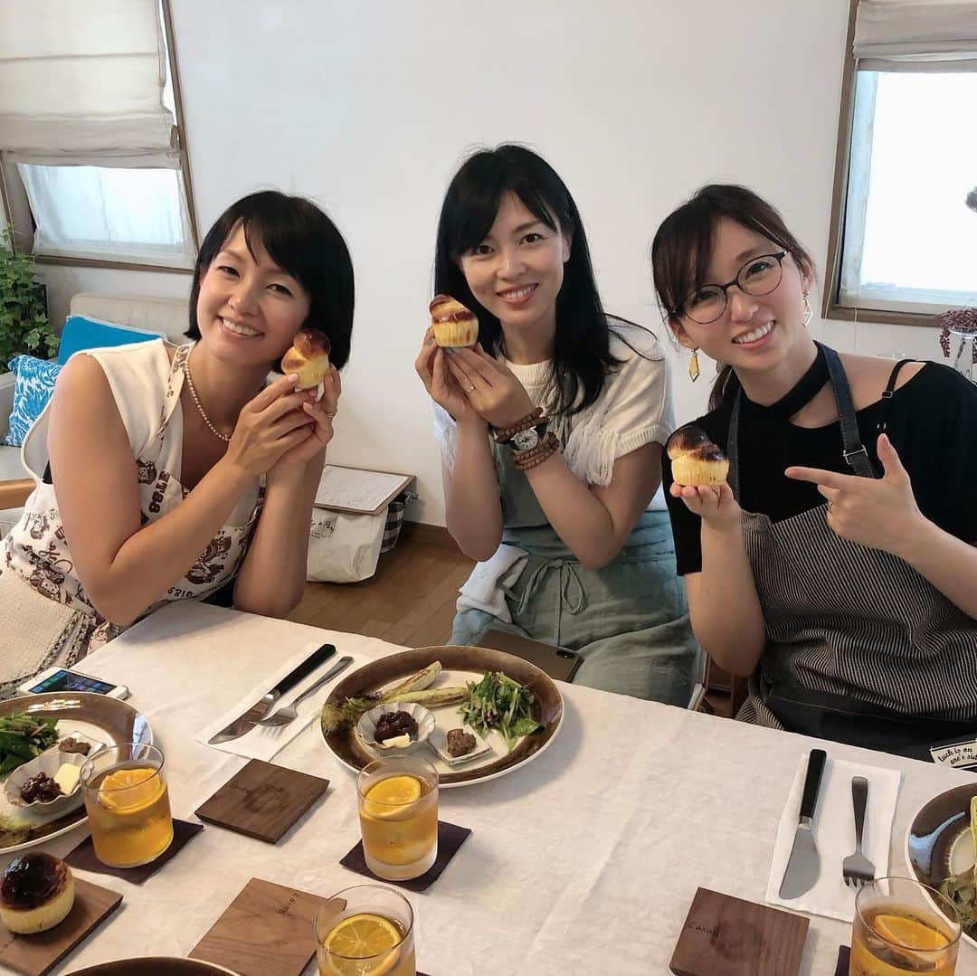 甘糟記子さんのインスタグラム写真 - (甘糟記子Instagram)「今日はなっちゃん @natsukauegami と、吉木りさちゃん @risayoshiki0727  とみのり先生 @minopan のパン教室へ行ってきました( ^ω^ )  こだわりバターで作ったブリオッシュは最高にうまし！！ ブリオッシュ生地で作ったミルトーストも、もっちりしっとり具合がたまらんでした(๑˃̵ᴗ˂̵) 帰ってからは姫を迎えに行き、テニスへ行く前に3人でかき氷で寄り道( ^ω^ )  暑いからね〜。 こういう楽しみが大切です！  #習い事#パン教室#ブリオッシュ#息子殿姫#息子殿#姫#カキ氷」6月19日 21時30分 - norihey924