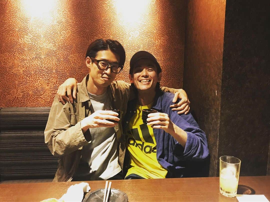 米田貴紀のインスタグラム：「chao!くんとサシ呑みしました🍻 楽しい夜でした👍✨ 今回のツアーグッズはchao!くんがやってくれています。皆さん是非GETしてくださいね🙏」