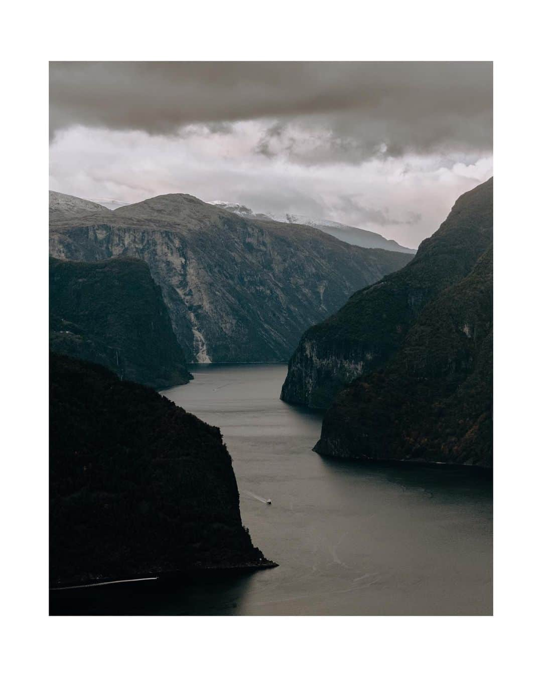 Putri Anindyaさんのインスタグラム写真 - (Putri AnindyaInstagram)「Norway, September 2018 // here are some glimpse of road trip views if you traveled to Norway. This is like 0,1 percent of what you will see in Norway roads. After the first picture, you can watch slide 2. . . I said watch because it’s a little video from a phone that i made it into a vintage vibes with Jesus and Mary Chain song called Just like Honey. . . All the pictures here were taken from exactly the same spot, Stegastein. There, i said it. It’s the best view point that i’ve ever been in my life. It’s near from Flåm so you can visit this place easy except the road probably slippery during the snow. The last picture probably you will be confused because it seems he modeled for me but why i didn’t tag him. The answer is because he was a stranger who posed for other people but i took it from another side. . . And yes it was cold and yes i know it’s “too long didn’t read” caption that i always make.」6月19日 21時31分 - puanindya