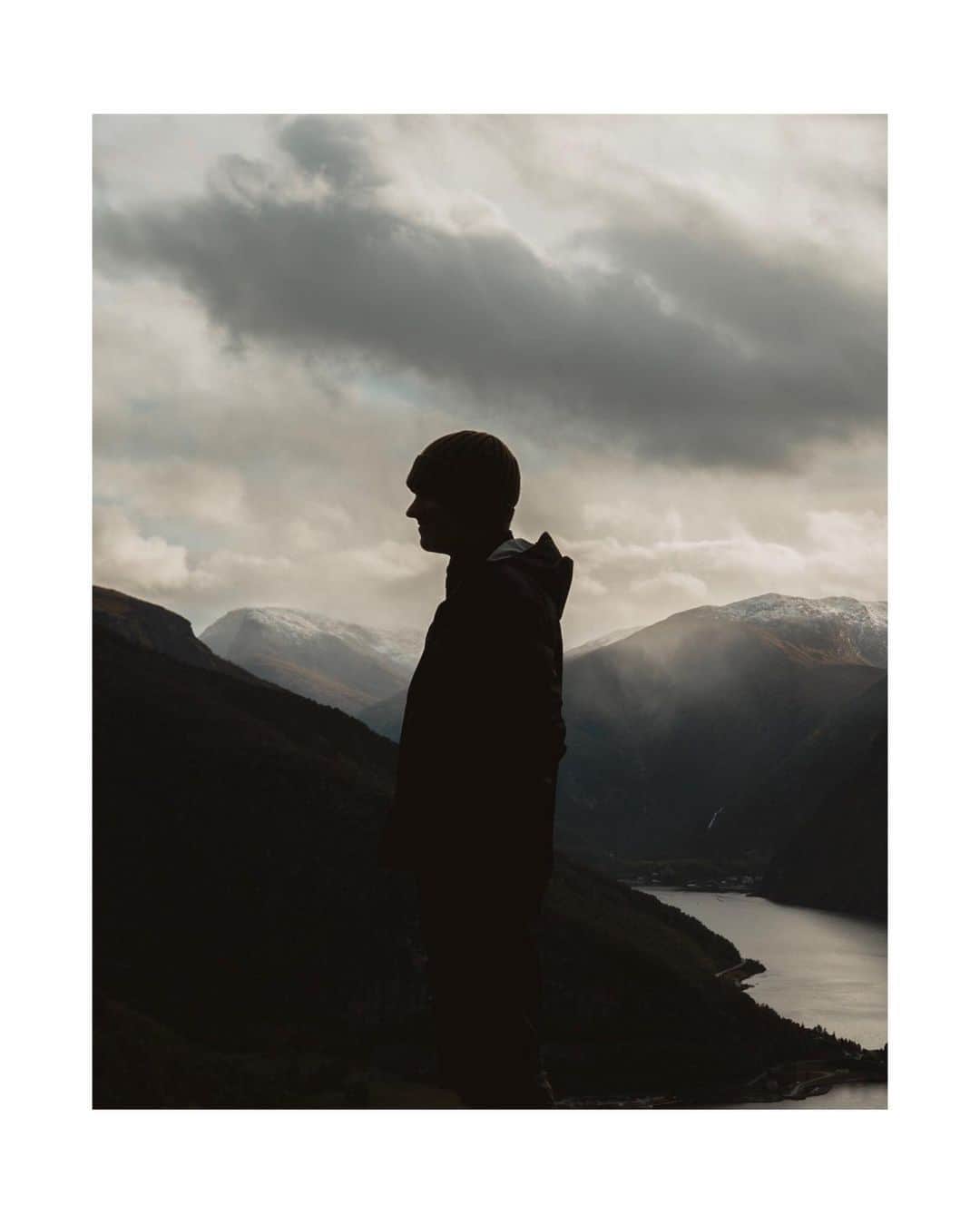 Putri Anindyaさんのインスタグラム写真 - (Putri AnindyaInstagram)「Norway, September 2018 // here are some glimpse of road trip views if you traveled to Norway. This is like 0,1 percent of what you will see in Norway roads. After the first picture, you can watch slide 2. . . I said watch because it’s a little video from a phone that i made it into a vintage vibes with Jesus and Mary Chain song called Just like Honey. . . All the pictures here were taken from exactly the same spot, Stegastein. There, i said it. It’s the best view point that i’ve ever been in my life. It’s near from Flåm so you can visit this place easy except the road probably slippery during the snow. The last picture probably you will be confused because it seems he modeled for me but why i didn’t tag him. The answer is because he was a stranger who posed for other people but i took it from another side. . . And yes it was cold and yes i know it’s “too long didn’t read” caption that i always make.」6月19日 21時31分 - puanindya