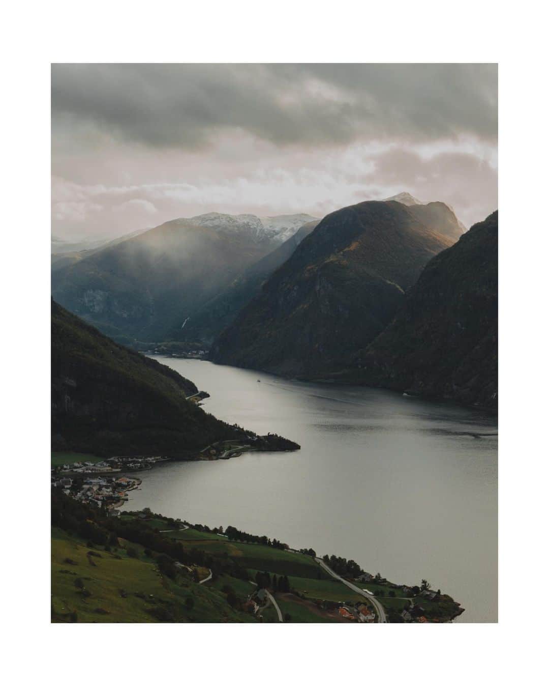 Putri Anindyaさんのインスタグラム写真 - (Putri AnindyaInstagram)「Norway, September 2018 // here are some glimpse of road trip views if you traveled to Norway. This is like 0,1 percent of what you will see in Norway roads. After the first picture, you can watch slide 2. . . I said watch because it’s a little video from a phone that i made it into a vintage vibes with Jesus and Mary Chain song called Just like Honey. . . All the pictures here were taken from exactly the same spot, Stegastein. There, i said it. It’s the best view point that i’ve ever been in my life. It’s near from Flåm so you can visit this place easy except the road probably slippery during the snow. The last picture probably you will be confused because it seems he modeled for me but why i didn’t tag him. The answer is because he was a stranger who posed for other people but i took it from another side. . . And yes it was cold and yes i know it’s “too long didn’t read” caption that i always make.」6月19日 21時31分 - puanindya