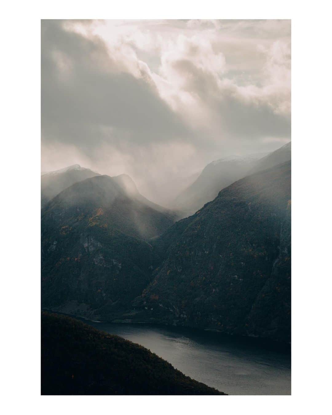 Putri Anindyaさんのインスタグラム写真 - (Putri AnindyaInstagram)「Norway, September 2018 // here are some glimpse of road trip views if you traveled to Norway. This is like 0,1 percent of what you will see in Norway roads. After the first picture, you can watch slide 2. . . I said watch because it’s a little video from a phone that i made it into a vintage vibes with Jesus and Mary Chain song called Just like Honey. . . All the pictures here were taken from exactly the same spot, Stegastein. There, i said it. It’s the best view point that i’ve ever been in my life. It’s near from Flåm so you can visit this place easy except the road probably slippery during the snow. The last picture probably you will be confused because it seems he modeled for me but why i didn’t tag him. The answer is because he was a stranger who posed for other people but i took it from another side. . . And yes it was cold and yes i know it’s “too long didn’t read” caption that i always make.」6月19日 21時31分 - puanindya