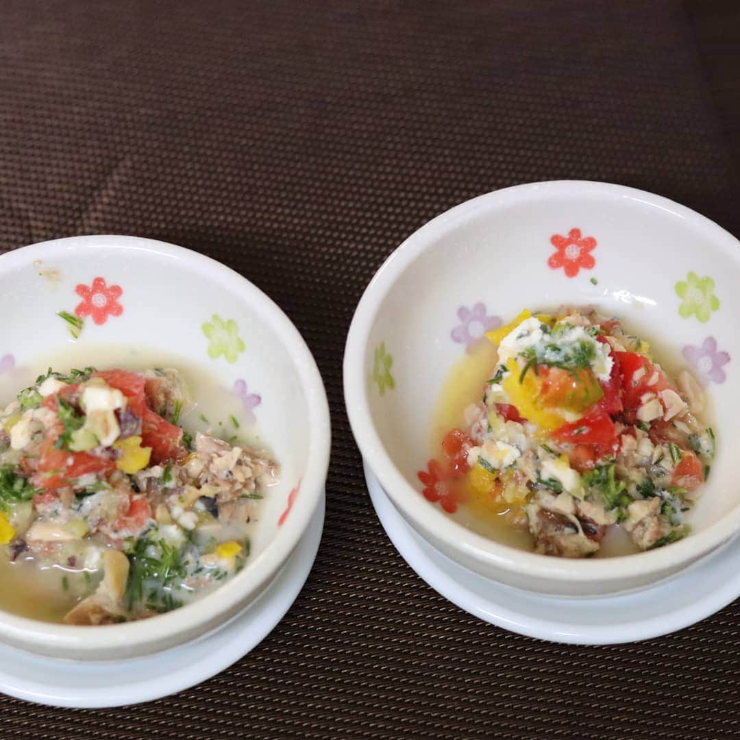 love23326さんのインスタグラム写真 - (love23326Instagram)「今日は火を使わず🍲 レンちんとそのままでいける材料で  #洋風リゾット  サバ、トマト、おかひじき パプリカ、スキムミルク ゼラチン、大豆の水煮 モッツァレラチーズ  いつも味見をするけれど パプリカの甘さがヤバい🥺 やっぱり鮮度がいいもの 旬のものって美味しい🥰  包丁のリズムを楽しむ リズムは #メリーポピンズ の #チムチムチェリー  チムチムリー 🎹 どんな事も楽しまなきゃ損よ🦸‍♀️ どうせなら楽しまなきゃ損よね👯‍♀️ .  #おとーたんがいない時限定  #お母さんはミュージカル魔女  あ🤔そろそろ包丁研がなきゃ  #音が悪い 🎹  #食育 #食育セミナー #わんこ手作りごはん  #わんこのごはん  #シャーテリア #ヨーキー #요크셔테리어입양 #mydogs #犬#instagood #yokie#dog #yorkielove#yorkshireterrier」6月19日 21時45分 - love23326