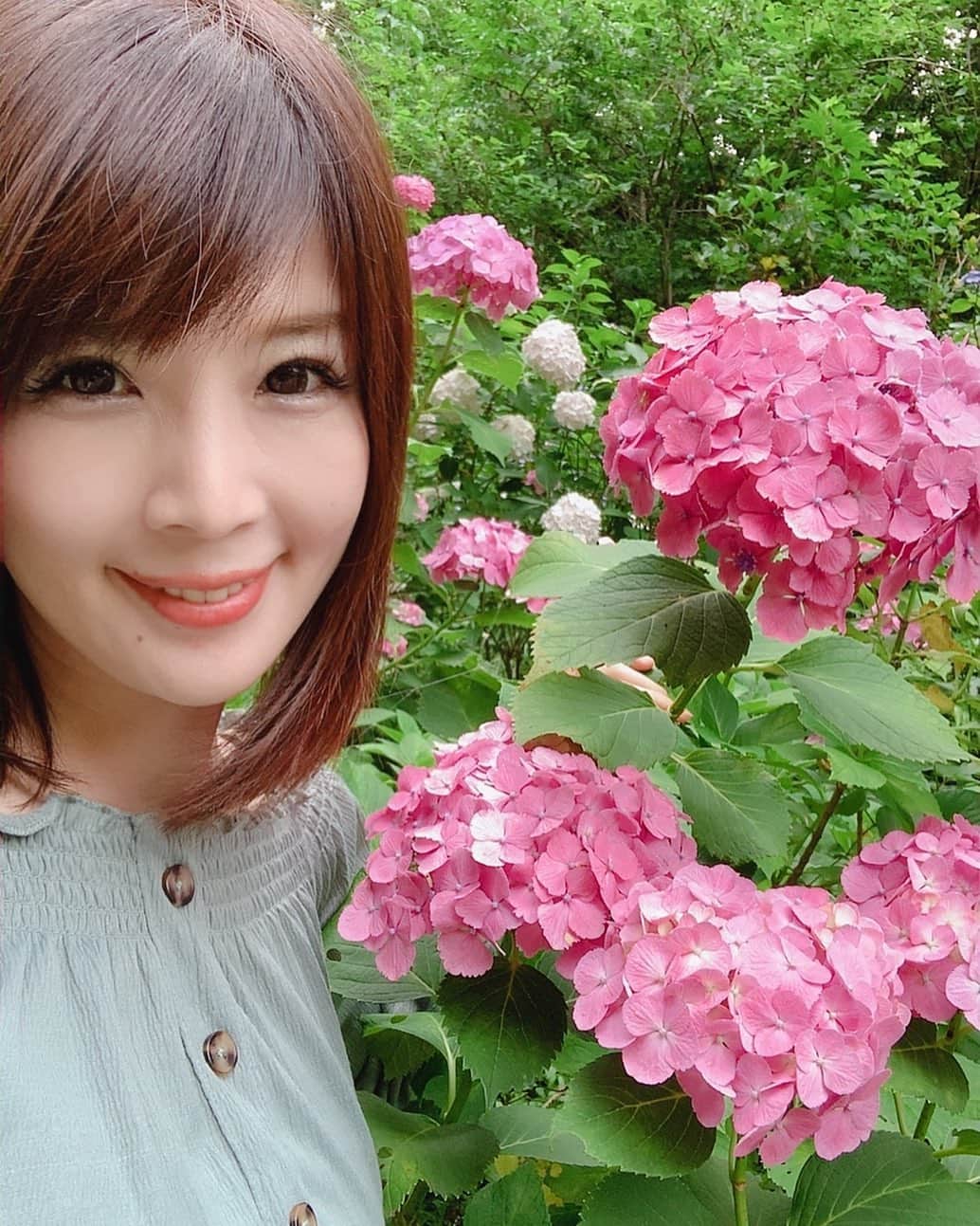 沢木麻衣のインスタグラム：「ピンクの紫陽花（＾ω＾） 可愛い❤️ #写真集つくりたい  #写真好きな人と繋がりたい  #モデル女子  #写真で伝えたい私の世界  #紫陽花 #雨の日コーデ」