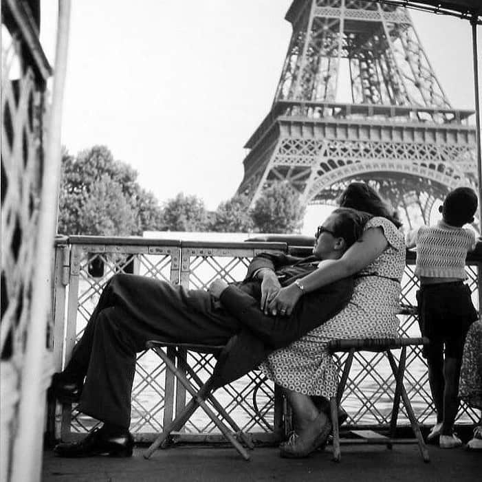 My Little Parisさんのインスタグラム写真 - (My Little ParisInstagram)「Les amoureux de Paname. ⠀ 🇬🇧 : Paname lovers. ⠀ ( 📸 @nouvellevaguefr)」6月19日 21時38分 - mylittleparis