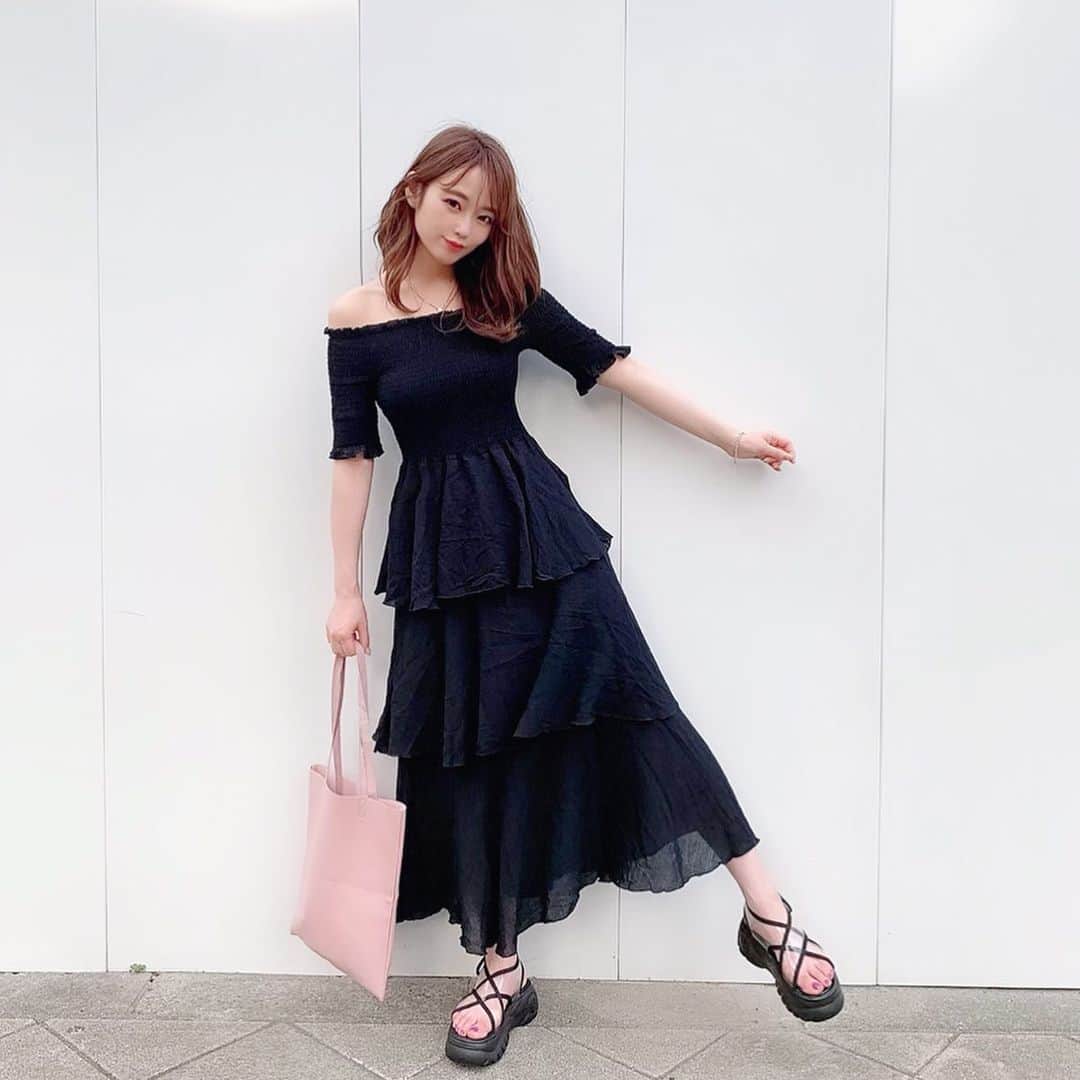 ゆいこ ◡̈♥︎さんのインスタグラム写真 - (ゆいこ ◡̈♥︎Instagram)「◡̈♥︎ ∮ #ゆいこふく 🖤 ∮ ∮ dress _ @krex_official 、 sandal _ @selectshop.joie ∮ ∮ ∮ オフショルワンピースに クリアスポーツサンダル どっちも 初おろし 🥰💓 ∮ ∮ 楽ちんコーデ💋 ∮ ∮ ∮ ∮ #ワンピース#オフショル」6月19日 21時41分 - yuiko__h