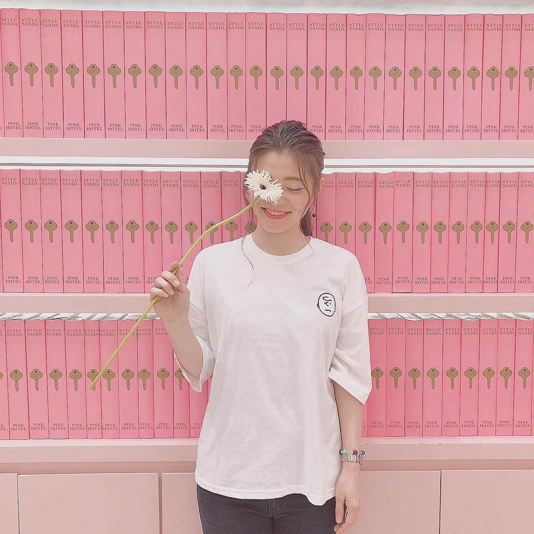 のインスタグラム：「＊__megu813__＊﻿ ﻿ 楽しかった。楽しかった☺️🙌﻿ 今日がとーっても楽しい一日で。﻿ ﻿ いてくれてよかった。﻿ ありがとう、みんな❤️﻿ ﻿ でも、その写真ではない。笑﻿ (もったいぶるとか、ウザっ。笑)﻿ ﻿ ﻿ 早くお知らせしたいことあるって﻿ こんなにウキウキになるんだったっけね❤️﻿ ﻿ ﻿ 帰る所が同じって﻿ 同じ気持ちって﻿ とっても幸せだよなぁぁ❤️﻿ ﻿ あぁーーーー早く言いたかよ〜❤️﻿ ﻿ ﻿ #stylenanda #myongdong #korea #me #selfe #pink」