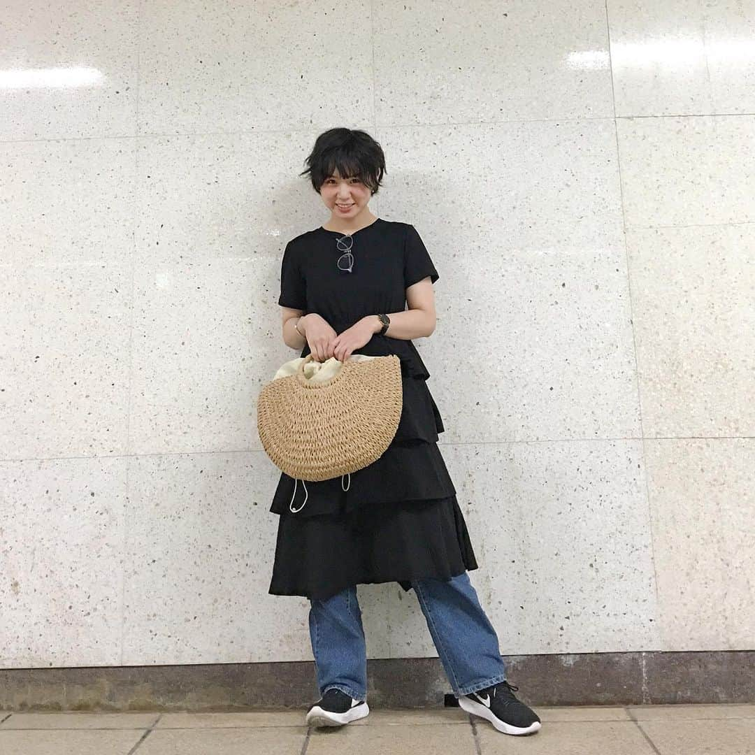 光永さんのインスタグラム写真 - (光永Instagram)「昨日の私服です☺️✨ ワンピースをカジュアルに。 夏の黒っていいよね〜〜。淡いデニムとスニーカー(白い部分あるの重要)合わせると重たくならない。 . ワンピース：#RURU スニーカー：#NIKE サングラス：#toneselectgoods  カゴバッグ：toneselectgoods 時計：#danielwellington デニムパンツ：#sonyunara 指輪：#scalajapan . ブルースケルトンなサングラス🕶ゲットした。この夏は例年以上にガンガンかけていくと決めた。 あと安心信頼のTONEで新しいカゴバッグ。 巾着になってるおかげかめちゃくちゃ入る！この中にいつもの手荷物+NALU-SEE☆の衣装一式も入ってる、凄い。 (よく聞かれますが、TONEはZOZOTOWNで買えます) . . #code #coordinate #outfit #shortcut #黒髪ショート #ショートカット #ootd #데일리룩 #カゴバッグ #スニーカー  #私服 #フリルワンピース #ブラックコーデ」6月19日 21時48分 - hinata_official__