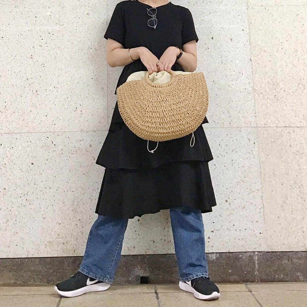 光永さんのインスタグラム写真 - (光永Instagram)「昨日の私服です☺️✨ ワンピースをカジュアルに。 夏の黒っていいよね〜〜。淡いデニムとスニーカー(白い部分あるの重要)合わせると重たくならない。 . ワンピース：#RURU スニーカー：#NIKE サングラス：#toneselectgoods  カゴバッグ：toneselectgoods 時計：#danielwellington デニムパンツ：#sonyunara 指輪：#scalajapan . ブルースケルトンなサングラス🕶ゲットした。この夏は例年以上にガンガンかけていくと決めた。 あと安心信頼のTONEで新しいカゴバッグ。 巾着になってるおかげかめちゃくちゃ入る！この中にいつもの手荷物+NALU-SEE☆の衣装一式も入ってる、凄い。 (よく聞かれますが、TONEはZOZOTOWNで買えます) . . #code #coordinate #outfit #shortcut #黒髪ショート #ショートカット #ootd #데일리룩 #カゴバッグ #スニーカー  #私服 #フリルワンピース #ブラックコーデ」6月19日 21時48分 - hinata_official__