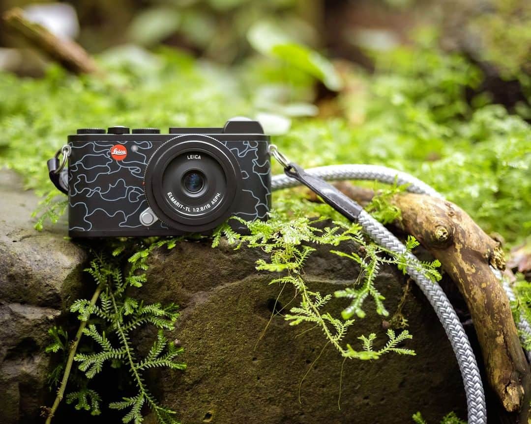 のインスタグラム：「His affinity for small, unobtrusive cameras and his love for the Leica brand inspired the French-Italian photographer, entrepreneur and art collector Jean Pigozzi( @jeanpigozzi ) to design the 'Leica CL URBAN JUNGLE by JEAN PIGOZZI'. Discover the design version of our most compact and versatile camera system! ( Link in bio)  #🔴📷 #LeicaCL #leica #leicacamera #leicaphotography #leica_world #cameraporn #leicaporn」