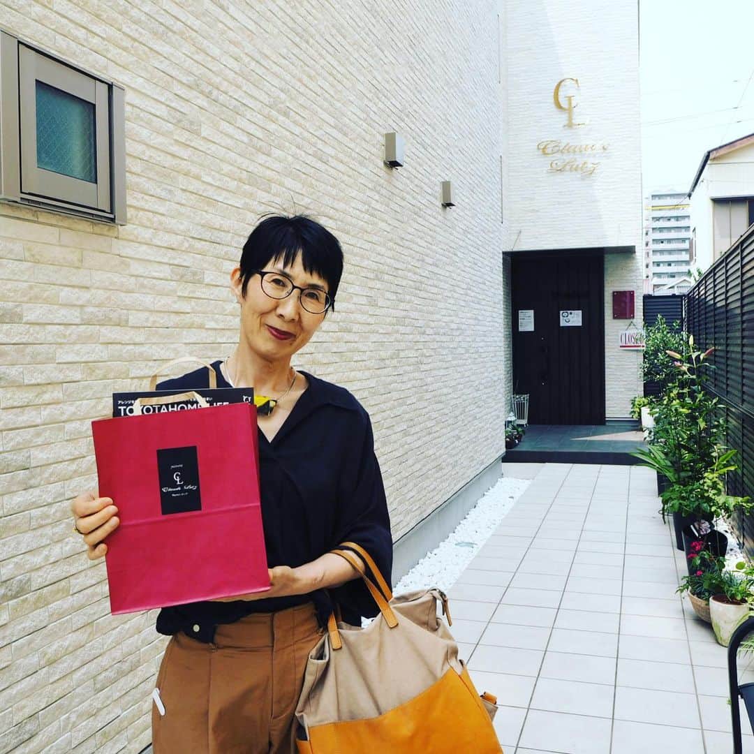 comb de shioさんのインスタグラム写真 - (comb de shioInstagram)「今日の#クロードリュッツさんでの搬入を終えたIsakoさん。 「アトリエでみんなで頂きましょう」と、お菓子の詰め合わせを買ってました♪ 添加物が一切入っていないので、安心して頂けるのが嬉しい😊 ・ #自分を表現しよう  #アートを身につける  #素敵に年を重ねたい  #あなたをギヤラリーにするアクセサリー #コムデシオ #combdeshio #三重県津市 #四日市 #ガラスアクセサリー #おしゃれさんと繋がりたい #アート好きな人と繋がりたい #アートガラス #アクセサリー #人と同じじゃつまらない #japan #osaka #artjewellery #ファッション #ガラス #30代コーデ #40代コーデ #50代コーデ #ギャラリー #artwork #アクアイグニス #四日市 #60代お洒落」6月19日 22時09分 - comb_de_shio