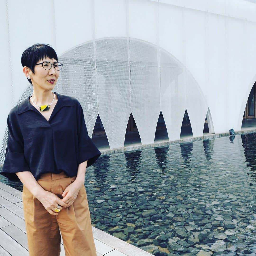 comb de shioさんのインスタグラム写真 - (comb de shioInstagram)「今日の#クロードリュッツさんでの搬入を終えたIsakoさん。 「アトリエでみんなで頂きましょう」と、お菓子の詰め合わせを買ってました♪ 添加物が一切入っていないので、安心して頂けるのが嬉しい😊 ・ #自分を表現しよう  #アートを身につける  #素敵に年を重ねたい  #あなたをギヤラリーにするアクセサリー #コムデシオ #combdeshio #三重県津市 #四日市 #ガラスアクセサリー #おしゃれさんと繋がりたい #アート好きな人と繋がりたい #アートガラス #アクセサリー #人と同じじゃつまらない #japan #osaka #artjewellery #ファッション #ガラス #30代コーデ #40代コーデ #50代コーデ #ギャラリー #artwork #アクアイグニス #四日市 #60代お洒落」6月19日 22時09分 - comb_de_shio
