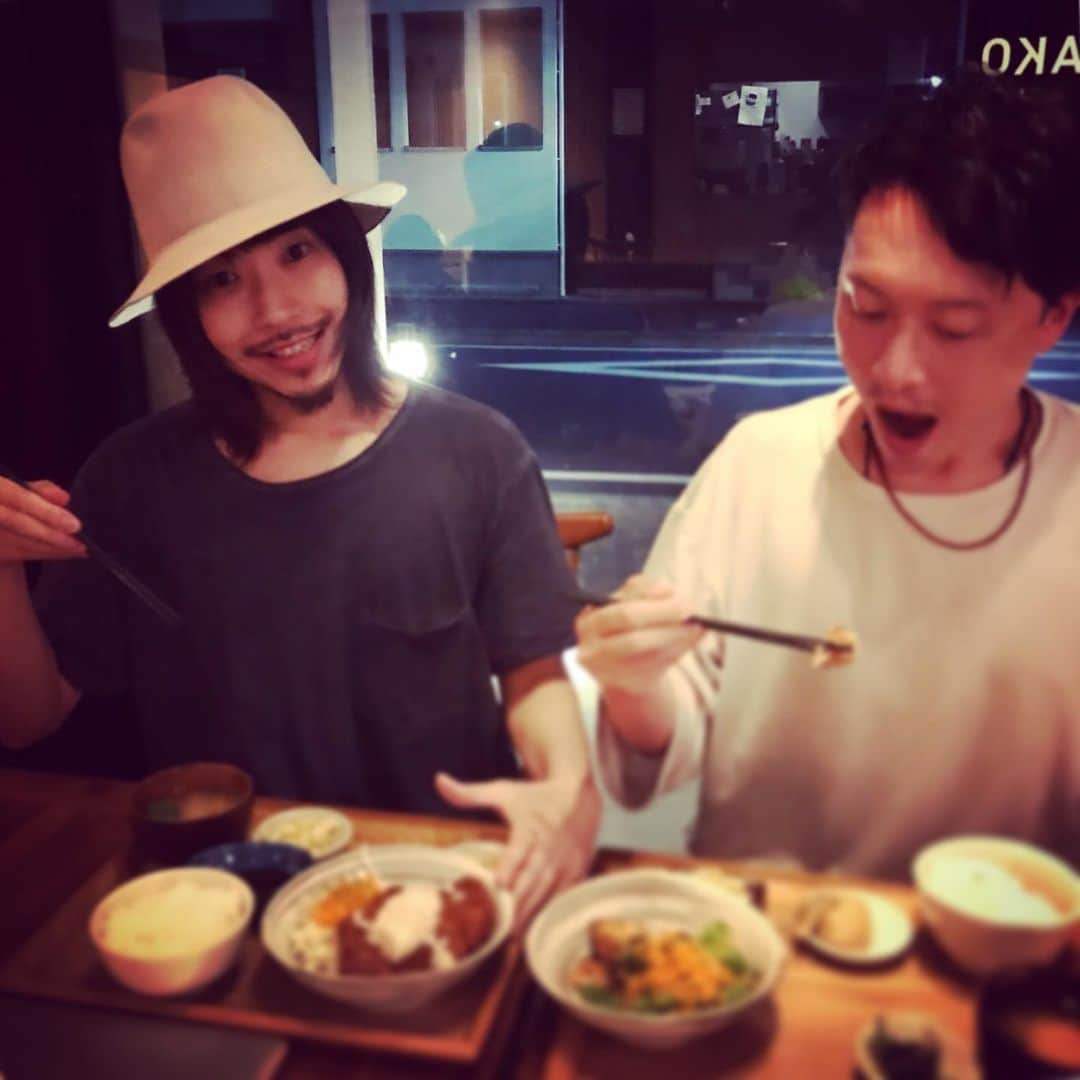 YoYoさんのインスタグラム写真 - (YoYoInstagram)「大阪公演スタートまであと１週間と少しに！JAW meets Pianoman七夕ジャズナイトツアー2019、ミーティングなぅです。 デイリーズ ヒガコご飯を試食！ヒガコ店ならでわのラインナップも最高に美味っしい♡ 東名阪ツアーとして４公演行います七夕ジャズナイト、ツアーファイナル7/7はココにてスペシャルディナー&ドリンク付きコースをお楽しみいただきます♡という事で！ オーナーでもないのにオーナーバリに我々、試食会して一緒にイメージを膨らます中、東小金井だけに！あの映画のあのシーンで見た！ジブリ飯のエッセンスがふんだんに入ったスペシャルメニューとなりそうです。  て事でもちろん楽曲も・・・ 今回もどこまでも自分を高めて行く修行を通じて気持ち良いぃぃJmPならではのスウィング感をお届けできたらと思っています！！ あれ、心ココにあらず・・・ではないけど、ロボットみたいな顔になってる、、汗  こんな居心地良好のカフェ空間で響かせるフル編成(カルテット)の結構な音圧をお楽しみいただけますよう、、、 色んな準備が大詰めで忙しや進んでいます！！楽しみにしていてください！！ JAW meets Pianoman『七夕 Jazz Night 2019』東名阪ツアー４公演、一般発売&店頭ご予約受付中！ ～大阪公演＠梅田・Azul Terrace～ ☎ 06-6373-0220 6月29日(土)　開場18:00　開演19:00 ～名古屋公演＠Mr.Kenny’s～ ☎ 052-881-1555 6月30日(日)　開場18:00　開演19:30 ～東京DAY１公演＠渋谷・JZ Brat～ ☎ 03-5728-0168 7月6日(土)　開場17:00　開演18:30 ～東京DAY２公演＠東小金井・デイリーズヒガコ～ ☎ 042-316-5286 ＃jawmeetspianoman ＃yoyothepianoman #観光大使 #soffet」6月19日 22時08分 - yoyo_soffet