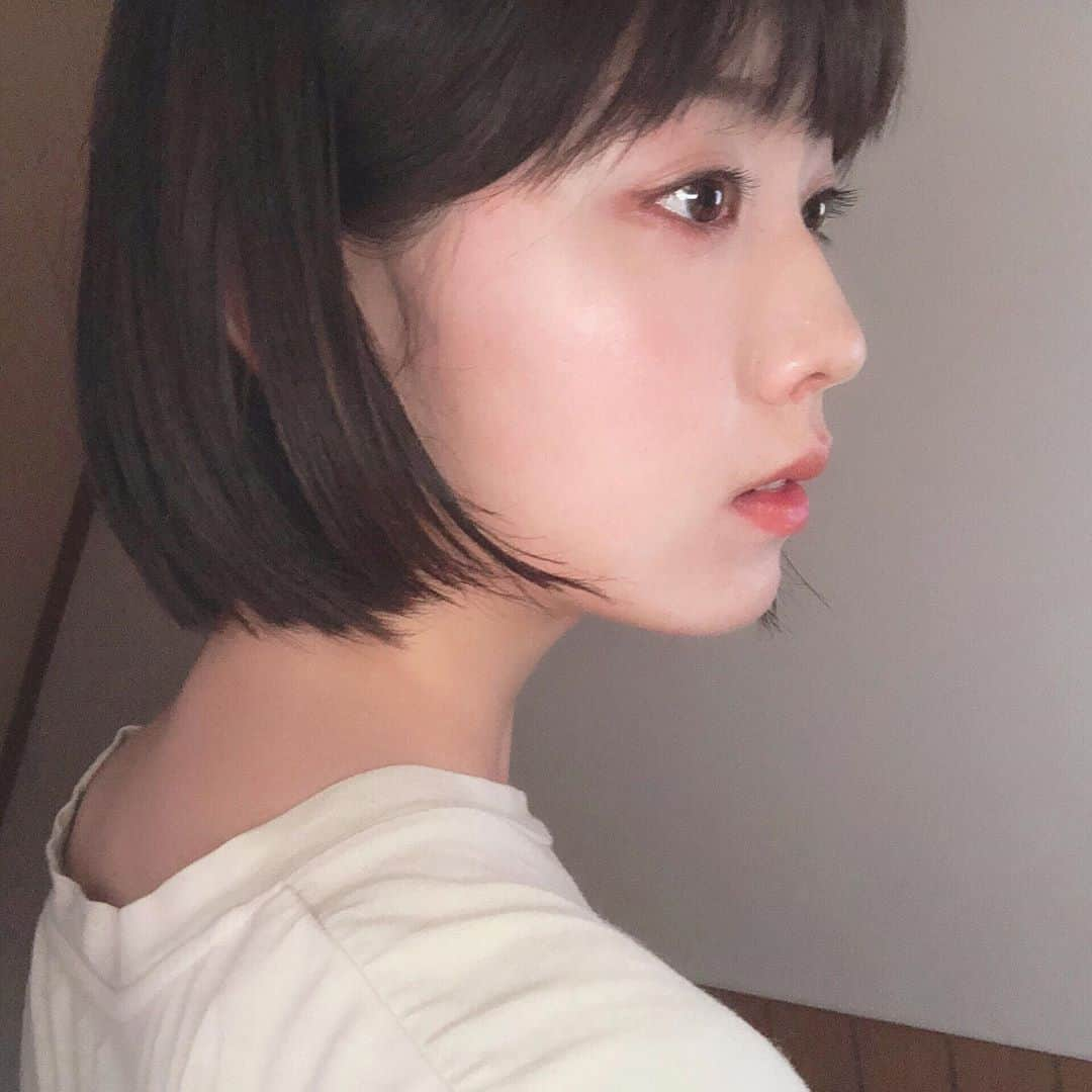 東城茉里さんのインスタグラム写真 - (東城茉里Instagram)「深夜にセルフで前髪を切ってしまい少し失敗して途方にくれていたところを、よく通っている美容師さんに超いい感じに治して頂きました。ちなみに2年前は大事故起こして前髪が熱帯雨林気候の雨温図みたいになってたよ。綺麗に整えてもらってサッパリ！ 人生ではじめてストレートパーマというものをかけてもらった！💇‍♀️ 楽チンだなあ！ いつもありがとうございます。 @yuutaohtsuka . #ショートヘア#ボブ」6月19日 22時13分 - tojomari_