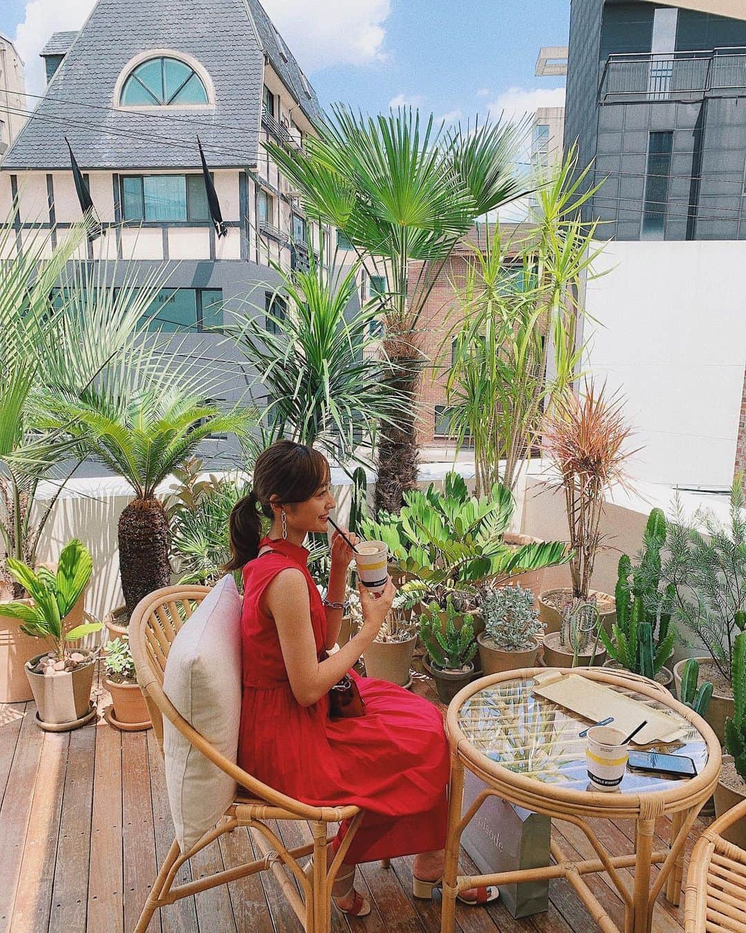 小祝麻里亜のインスタグラム：「【THE GARDEN／カフェ ・新沙〜狎鴎亭 】 ． 7月28日までの期間限定カフェ！ 韓国の大人気アイウェアブランド👾ジェントルモンスターと、フェンディのコラボカフェです💘💘 ． 狎鴎亭〜カロスキルは百貨店も沢山あるし、芸能事務所経営のカフェがあったり、ショップも洗練されてますが…ここは一際 素敵だった🥺❣️7/28までに渡韓する人は是非。 ． リゾート地に来た気分になるような創りで🌴🌴店内もゆったりしてました！ハイブランドのコラボのカフェなのに、値段が高すぎないところもおすすめ。 周りを見渡したけど、写真を撮らない人がいなかったです。笑 せっかくなので、自前のジェントルモンスター🕶をかけていきました🌈 ． まだまだ写真あるので、またここの写真載せるかと思います。付き合ってください🥳🥳笑 ． ． 行き方👉地下鉄3号線 狎鴎亭駅4番出口か、地下鉄3号線 新沙駅 8番出口が近いです！ ． ． ＿＿＿＿＿＿＿＿＿＿＿ #travel#cafe #THEGARDEN #fendi #GentleMonster#韓国#ソウル #韓国カフェ #韓国旅行  #旅スタグラム #狎鴎亭 #新沙 #カロスキル #ジェントルモンスター #フェンディ #カフェスタグラム #여행#여행기록 #여행스타그램# #가로수길카페 #카페추천 #카페 #카페스타그램」