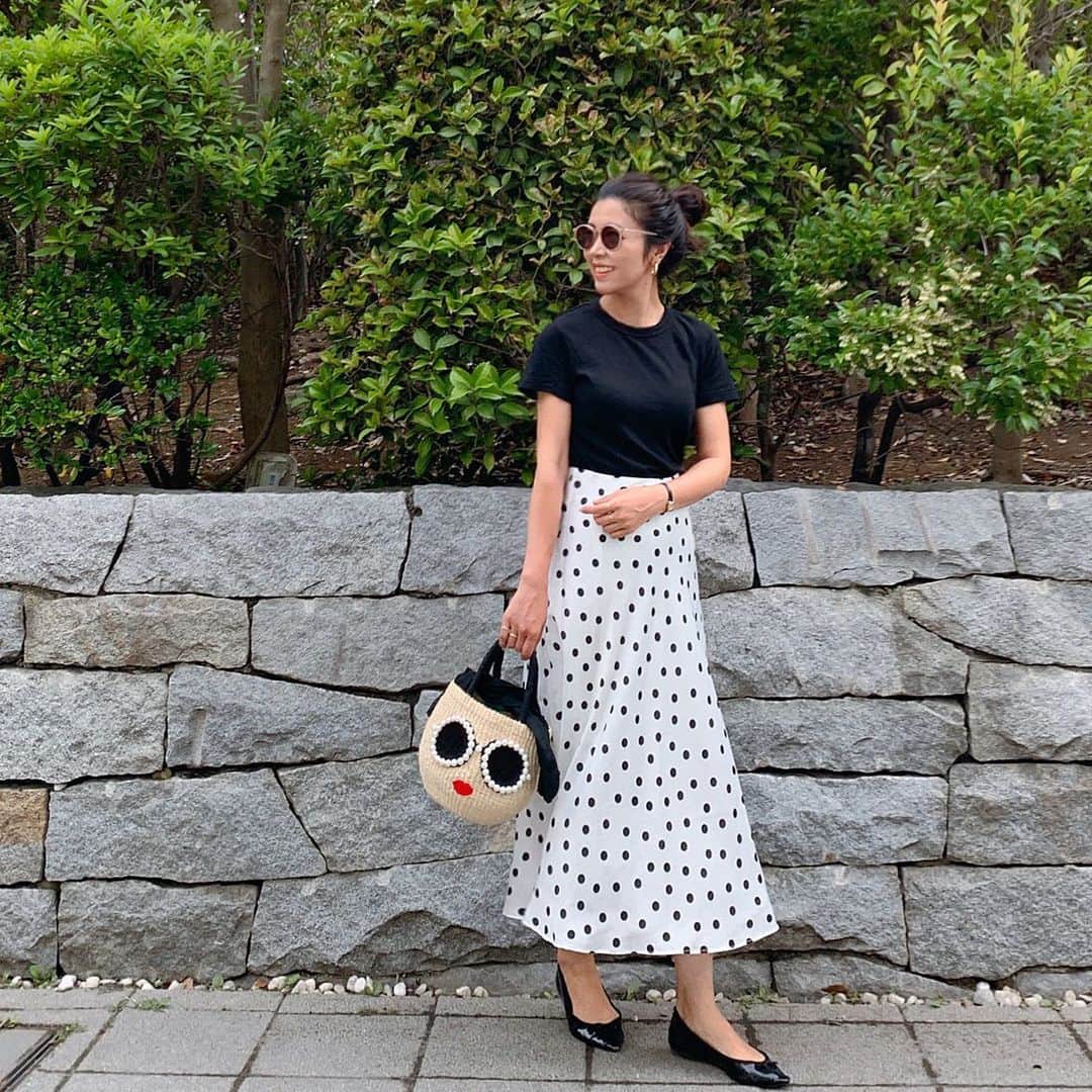 Sayakaのインスタグラム：「* ドット柄スカートが主役の 夏のモノトーンコーデ♡ * * * #fashion #outfit #coordinate #ootd #simple #basic #casual #saaageboutique #uniqlo #gu #ajolie #sayakascoordinate #今日の服 #コーディネート #コーデ #シンプル #シンプルコーデ #サージュブティック #ドット柄 #スカート #ユニクロ #Tシャツ #ジーユー #バレエシューズ #アジョリー #かごバッグ #モノトーンコーデ」