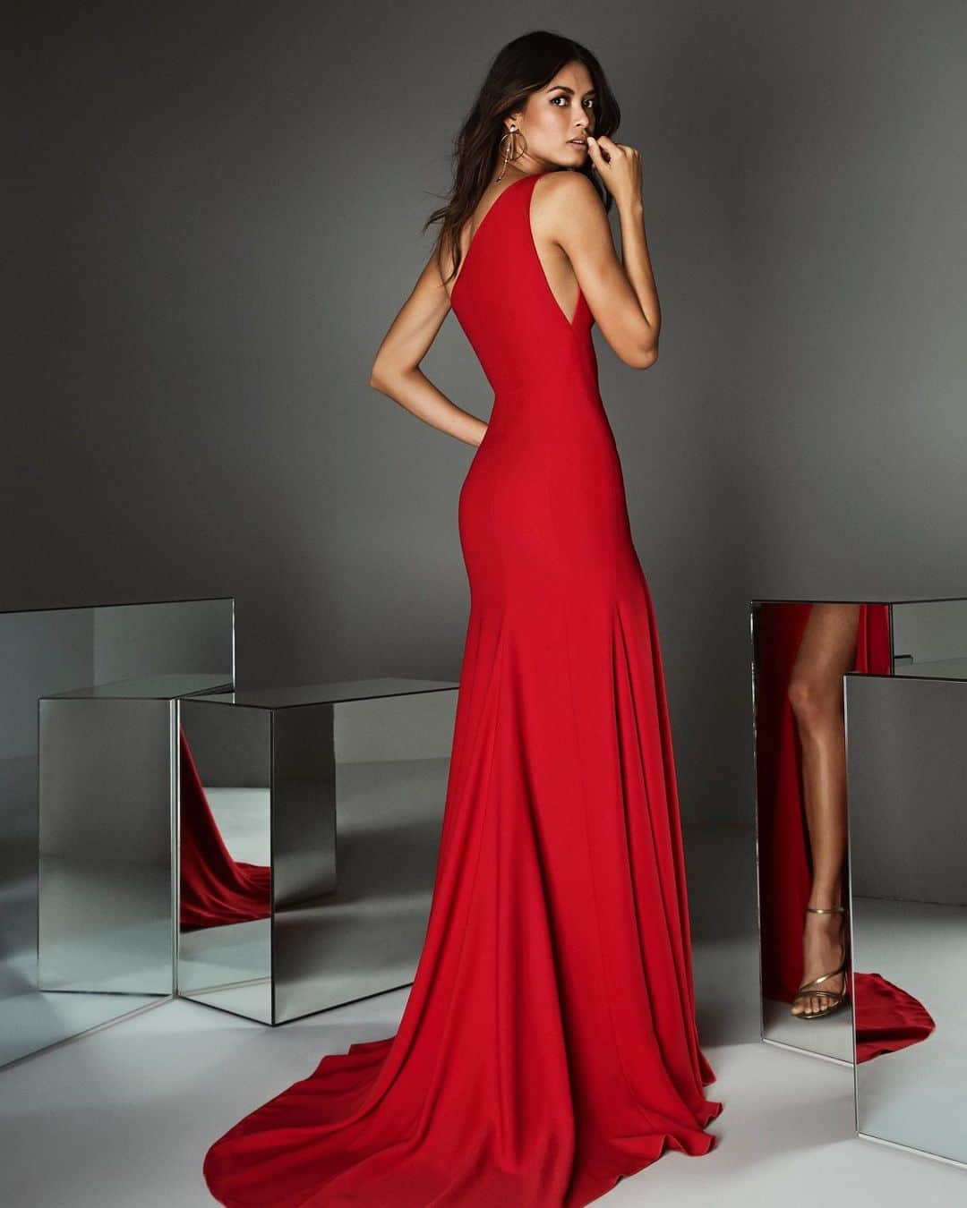 Pronoviasさんのインスタグラム写真 - (PronoviasInstagram)「Red is a sure bet! Try on TE Style 03 at your nearest Pronovias… #PartyEdit2020」6月19日 22時24分 - pronovias