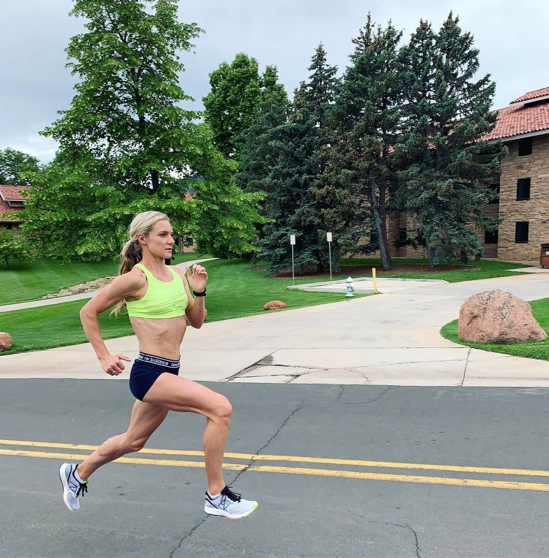 エマ・コバーンさんのインスタグラム写真 - (エマ・コバーンInstagram)「Hill sprints last night...track session this morning. Trying to find that speeeeddd 🚀 🚀 🚀 #hillsprints #trackworkout #training #workworkworkworkwork #likeaboss #teamnb #nbrunning」6月19日 22時24分 - emmacoburn