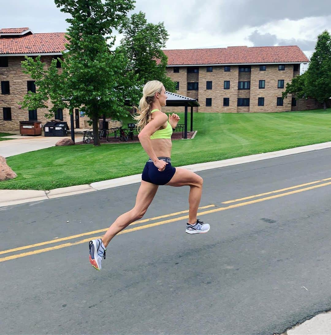 エマ・コバーンさんのインスタグラム写真 - (エマ・コバーンInstagram)「Hill sprints last night...track session this morning. Trying to find that speeeeddd 🚀 🚀 🚀 #hillsprints #trackworkout #training #workworkworkworkwork #likeaboss #teamnb #nbrunning」6月19日 22時24分 - emmacoburn