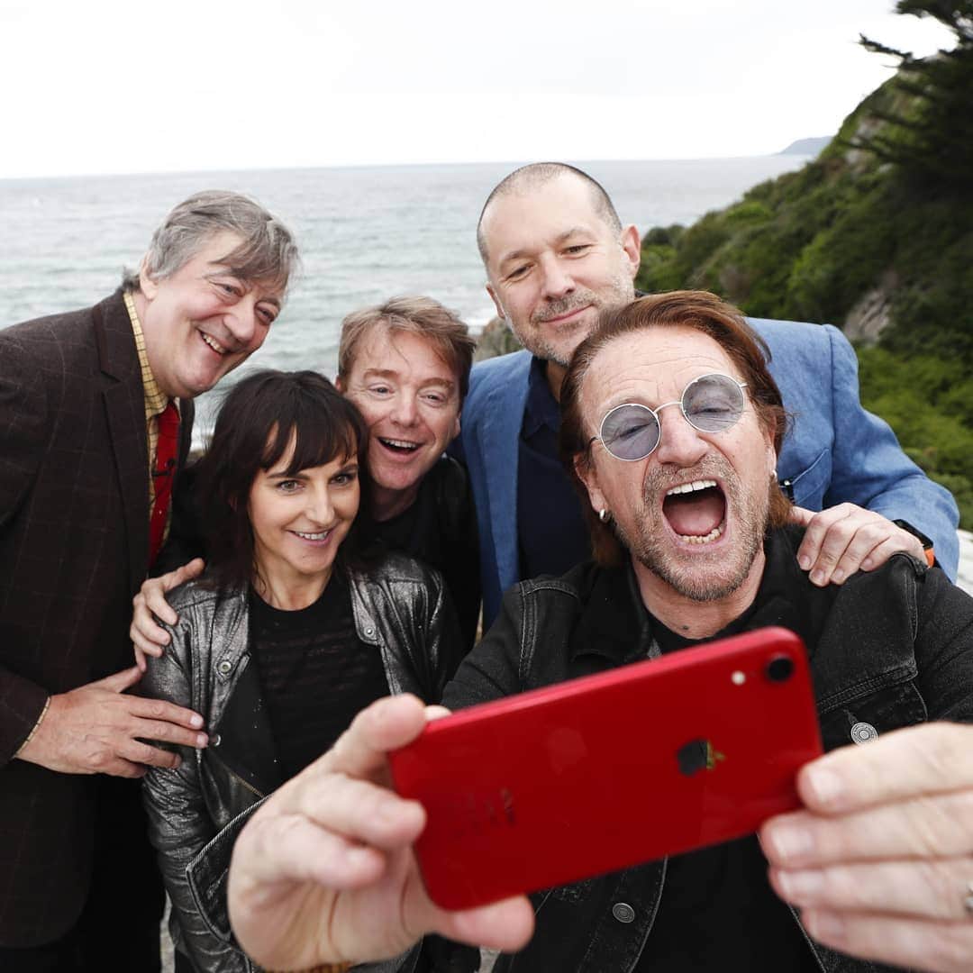 U2さんのインスタグラム写真 - (U2Instagram)「Weekend memories from the Dalkey Book Festival with the greats… Jony Ive, @stephenfryactually, David McWilliams & Sian Smyth Bono  ps the @red @apple iPhone saves lives!!!」6月19日 22時24分 - u2
