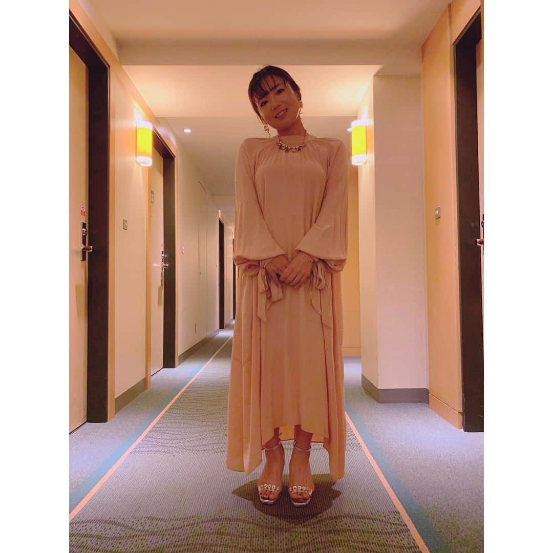 有村智恵さんのインスタグラム写真 - (有村智恵Instagram)「Gala dinner for #nichireiladiesopen2019 !!! Dressed up by a stylist #kobasan she makes me more gorgeous than usual!!!! How do I look?? 😍🙈🤔🤗 ニチレイレディース前夜祭でした！今回は初めてスタイリストの方に全身コーデして頂きました^ ^ 普段は着ないようなスタイルになったので新鮮で楽しかったです！KOBAさんありがとうございました♡ #簡単なヘアセットもしてもらいました #練習後に時間がない中 #ほんの数十分くらいでササっとこの仕上がり #しかしポージングの下手さよ #笑顔もいつも通りの下手さ #最後みたいなふざけた笑顔は得意です #うんゴルフがんばろ」6月19日 22時25分 - chiearimura