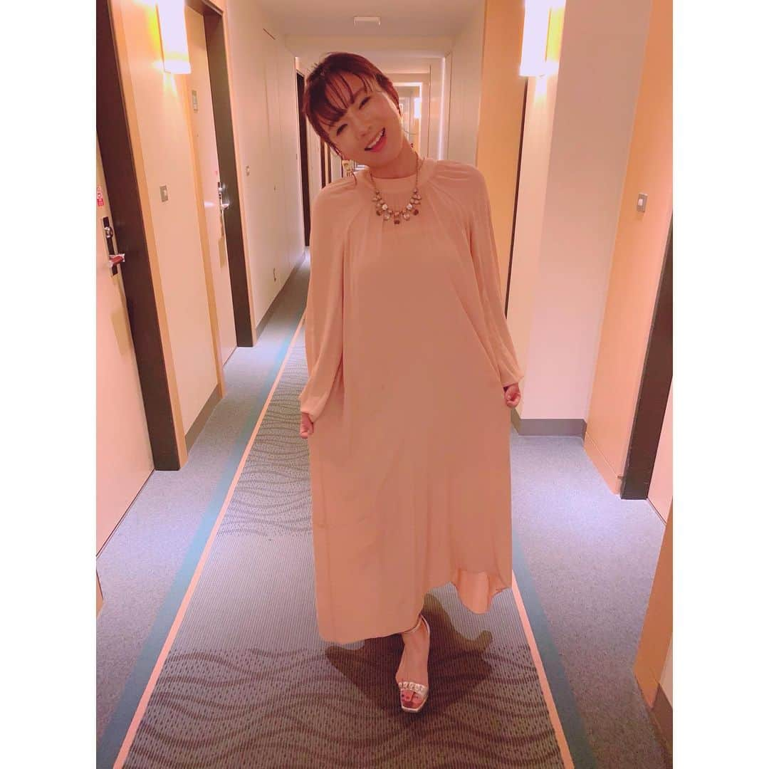 有村智恵さんのインスタグラム写真 - (有村智恵Instagram)「Gala dinner for #nichireiladiesopen2019 !!! Dressed up by a stylist #kobasan she makes me more gorgeous than usual!!!! How do I look?? 😍🙈🤔🤗 ニチレイレディース前夜祭でした！今回は初めてスタイリストの方に全身コーデして頂きました^ ^ 普段は着ないようなスタイルになったので新鮮で楽しかったです！KOBAさんありがとうございました♡ #簡単なヘアセットもしてもらいました #練習後に時間がない中 #ほんの数十分くらいでササっとこの仕上がり #しかしポージングの下手さよ #笑顔もいつも通りの下手さ #最後みたいなふざけた笑顔は得意です #うんゴルフがんばろ」6月19日 22時25分 - chiearimura