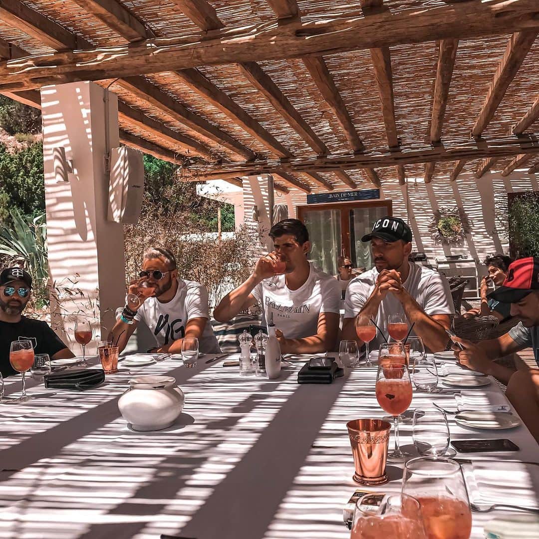 ティボ・クルトゥワのインスタグラム：「Lunch time with the boys 🍴」