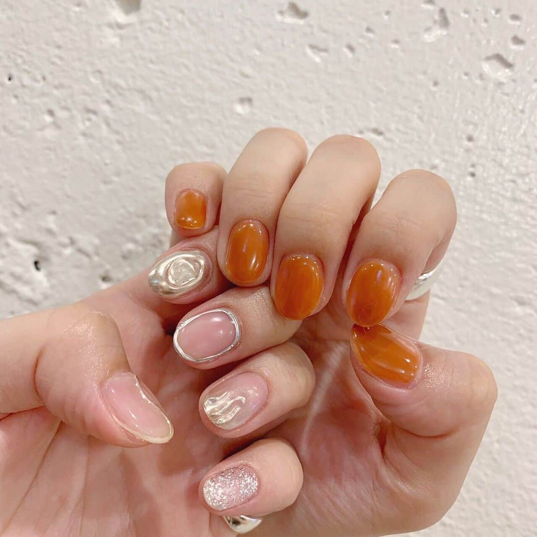 瀬賀しお（せがしぃ）さんのインスタグラム写真 - (瀬賀しお（せがしぃ）Instagram)「new nail💅🏼💗 過去のベスト5に入るくらい可愛い。（毎回言ってるw） また左右非対称にしちゃった🧡 最近はシルバーアクセばかり付けてるから ネイルもシルバー入れてみたの🔗‥ オレンジもブラウンを混ぜてもらって大人なカラーに❤︎そしてクリアっぽくなってます✨ * いつもお願いしているのが渋谷にあるLapisなんですが、担当のことこちゃんからクーポン頂いております☺️ * 【❥➟Special.coupon*】 「せがしぃのインスタ見ました！」で、 シンプルGEL¥8640→✧¥4.320✧ GELやり放題¥16740→✧¥8.500✧ フットやり放題¥17820→✧¥7.500✧ ❤︎オフ無料！コーティング込み！ (※ご新規様のみご利用可能です) * 担当ことこちゃんのアカウントはこちら💋 →( @lapis_kotoko ) * 【お問い合わせ&ご予約】 (☎︎)︎03-5489-5550 住所 〒150-0042 東京都渋谷区宇田川町34-6 M&Iビル B1F * ホットペッパービューティーはストーリーにリンク貼っておきます☺️❤️ * #nail #ネイル」6月19日 22時37分 - segashiori