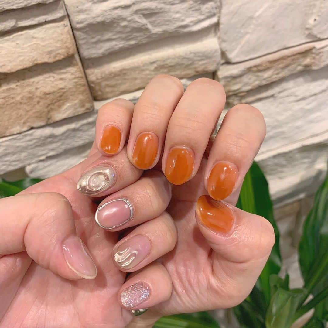 瀬賀しお（せがしぃ）さんのインスタグラム写真 - (瀬賀しお（せがしぃ）Instagram)「new nail💅🏼💗 過去のベスト5に入るくらい可愛い。（毎回言ってるw） また左右非対称にしちゃった🧡 最近はシルバーアクセばかり付けてるから ネイルもシルバー入れてみたの🔗‥ オレンジもブラウンを混ぜてもらって大人なカラーに❤︎そしてクリアっぽくなってます✨ * いつもお願いしているのが渋谷にあるLapisなんですが、担当のことこちゃんからクーポン頂いております☺️ * 【❥➟Special.coupon*】 「せがしぃのインスタ見ました！」で、 シンプルGEL¥8640→✧¥4.320✧ GELやり放題¥16740→✧¥8.500✧ フットやり放題¥17820→✧¥7.500✧ ❤︎オフ無料！コーティング込み！ (※ご新規様のみご利用可能です) * 担当ことこちゃんのアカウントはこちら💋 →( @lapis_kotoko ) * 【お問い合わせ&ご予約】 (☎︎)︎03-5489-5550 住所 〒150-0042 東京都渋谷区宇田川町34-6 M&Iビル B1F * ホットペッパービューティーはストーリーにリンク貼っておきます☺️❤️ * #nail #ネイル」6月19日 22時37分 - segashiori