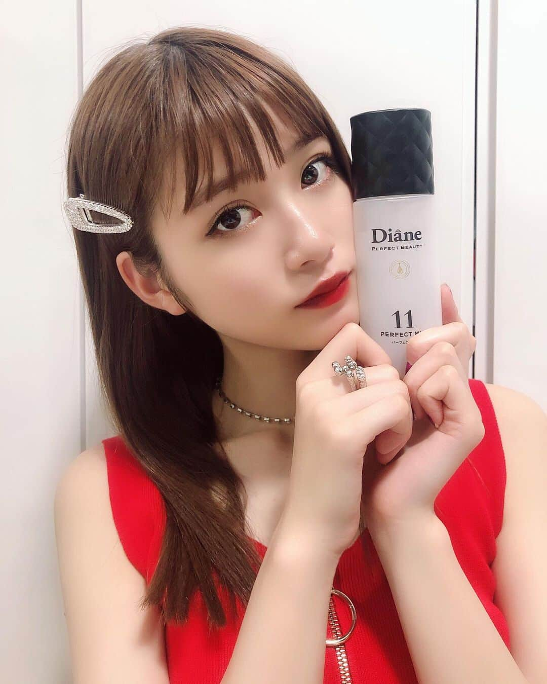 生見愛瑠さんのインスタグラム写真 - (生見愛瑠Instagram)「Dianeの11ミストー🌟 洗い流さないトリートメントでシュッてするだけでサラサラになる〜 しかもいい香り〜 最近お気に入りさん🥳❤️🥳❤️ #ダイアンパーフェクトビューティー  #ダイアンシャンプー  #モイストダイアン  #ヘアコスメ  #アウトバストリートメント  #ビューティーケラチン  #11ミスト  #パーフェクトジェルミスト  #sponsored」6月19日 22時37分 - meru_nukumi