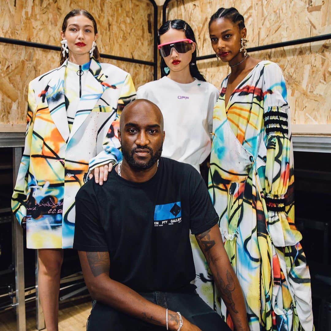 Vogueさんのインスタグラム写真 - (VogueInstagram)「@virgilabloh collaborated with the New York artist Futura for this @off____white show. His vivid spray-strokes and  sleekly alien Pointman figure were incorporated as print or jacquard into suiting, soft trenches, cycling vests, denim, a blanket, and evening dresses. Tap the link in our bio to see all looks. Photographed by @styledumonde」6月19日 22時31分 - voguemagazine