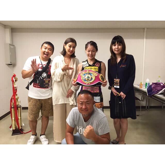 pukkeyさんのインスタグラム写真 - (pukkeyInstagram)「おめでとう㊗️🎉 @miyo_yoshida_ ‼️‼️‼️ 奇跡的な瞬間に立ち会えて、 国歌独唱という大役を与えてくれて本当にありがとう😭  #wbo女子スーパーフライ級チャンピオン #ボクシング #boxing  #国歌独唱」6月19日 22時35分 - yuuki_pky