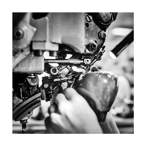 コルテさんのインスタグラム写真 - (コルテInstagram)「🛠Our Goodyear welt sewing machine, hard at work!🛠 • • #Corthay #TheFinestShoes #LaCouleurCestCorthay」6月19日 22時46分 - maison_corthay