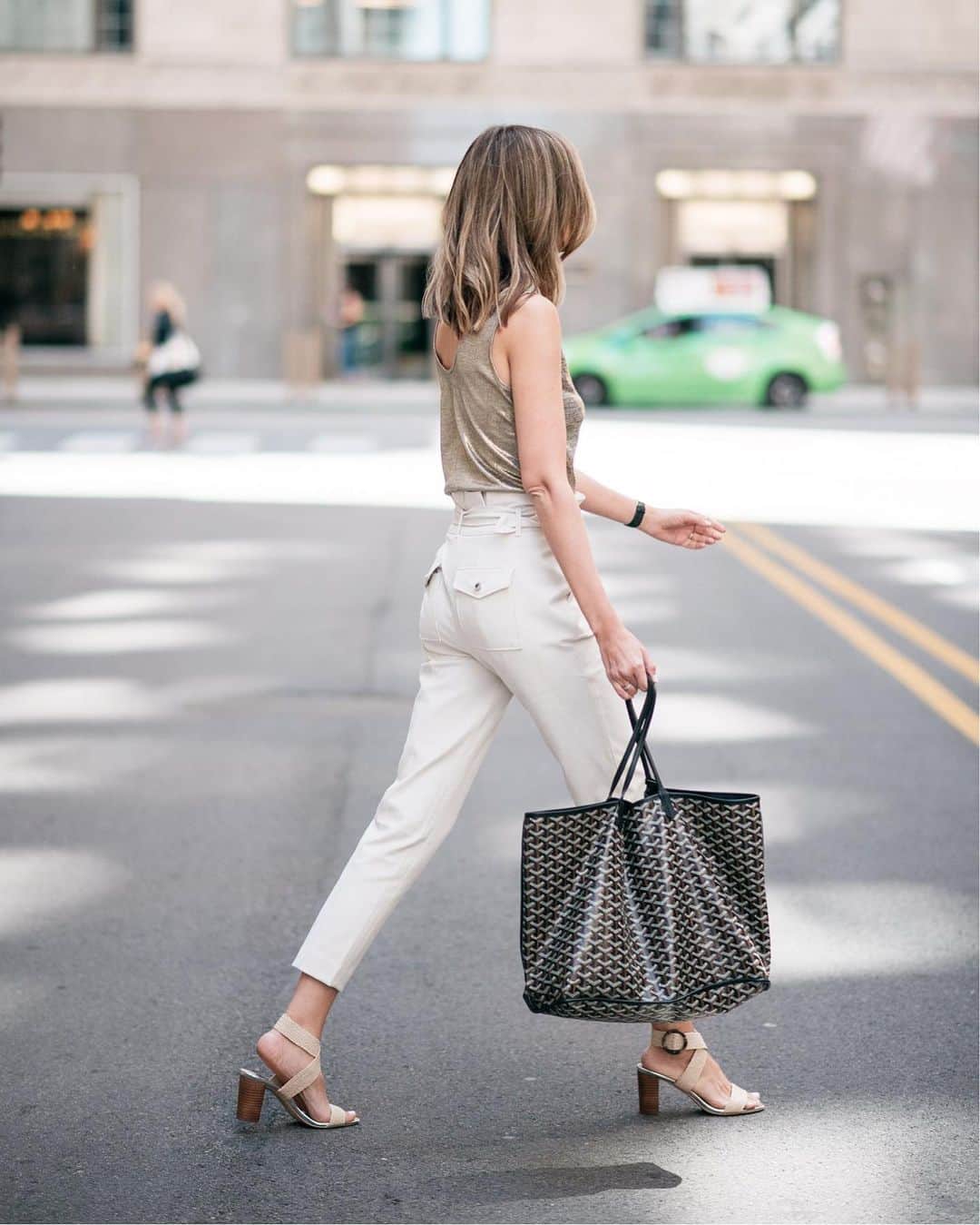 Anna Jane Wisniewskiのインスタグラム：「Showing some looks on the blog today with @whbm that will take you from cubicle to cocktails. This outfit plus your “office sweater” (buildings love to crank the AC all summer) and classic pumps works during the day—shed the sweater and add some sandals and you’re ready for happy hour! #ad (Plus, these pants are high-waited perfection and only $49!) http://liketk.it/2CFu4 #liketkit @liketoknow.it #LTKworkwear #LTKunder50 #whbm #businesscasual 📸 @ironandhoney」