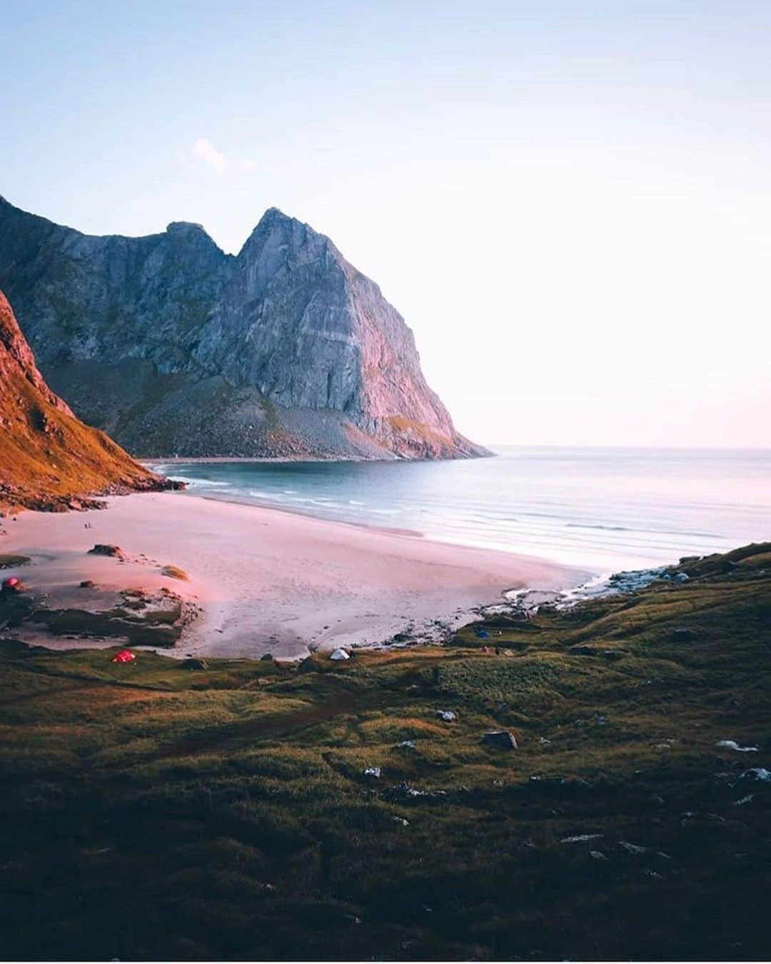 FOLKさんのインスタグラム写真 - (FOLKInstagram)「Wednesday feels like a good day to ground yourself with the earth, the soil, and the beautiful eternal fibers and carbons that connect us all. Breathe in. Breathe out. Feel the energy of the universe moving through you and around you. Sit and rest in that moment....that moment of knowing...you belong. Today’s favorites are 1) @northernelg 2) @peterlobozzo 3) @derwimmerchris 4) @ablicki 5) @whitetailfarmhouse」6月19日 22時43分 - folkmagazine