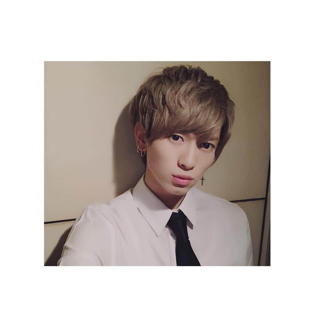岡田鷹斗のインスタグラム：「shirt×tie 🖤  #岡田鷹斗 #ネバギブ #顔強 #ネクタイ #style #love」