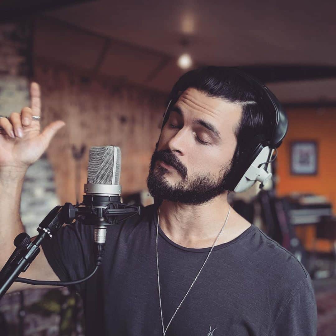 マイケル・マラーキーのインスタグラム：「DAY SIX // @aawilliamsmusic @t_dubz_bass @wayneprodrums  @danny_keir @davidcglover @teslarecording ・・・ #Repost @teslarecording ・・・ ⚡Vocal Tone Zone⚡ @mkmalarkey delivering some killer vocals earlier today.  Neumann TLM103 > @ams_neve 1081 classic > @furious_mikey_tee 1176 👌」