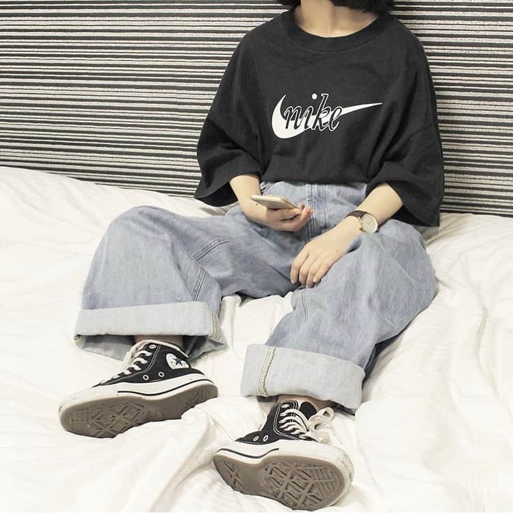 古着女子さんのインスタグラム写真 - (古着女子Instagram)「＼ いつだって #コンバース がいい✨ ／﻿ ﻿ 古着女子でも履いてる人が多い #コンバース 👟💕﻿ 色んなカラーバリエーションがあるのが魅力✨﻿ ﻿ 今回はコンバースのオールスターについてご紹介します🌟﻿ ﻿ オールスターはキャンバス生地と細身のシルエットが特徴的ですよね！﻿ ﻿ 古着女子のみんなはローカットとハイカット、どちらが好きですか？👟💕﻿ ﻿ ローカットは履きやすさがピカイチ！﻿ 靴下も合わせてコーデを楽しめるのがいいですよね✨﻿ ﻿ ハイカットはカジュアルコーデとの相性抜群！足痩せ効果もあるので、下半身がコンプレックス…なんて子にオススメです🥺💕﻿ ﻿ ﻿ ワンピースなどのガーリーアイテムをカジュアルダウンするために、コンバースを合わせても可愛いですよ🌟﻿ ﻿ 持っていない古着女子はぜひ！コンバースゲットしてみてくださいね💕﻿ ﻿ ﻿ 🏡古着女子がプロデュースする古着ショップを紹介🏡﻿﻿﻿﻿ ・9090ナインティナインティ @9090s_ 👖👟﻿﻿﻿﻿ ・ひとくち ﻿ @o0_hitokuchi_ 🐻🍯﻿﻿﻿ ﻿﻿﻿﻿ ﻿﻿﻿﻿ 🌼公式LINE@→@furuzyo で検索🌼﻿﻿﻿﻿ LINE@だけのお知らせや古着の疑問にも答えます！﻿﻿﻿﻿ ﻿﻿﻿﻿ ﻿﻿﻿﻿ 古着を素敵に着こなしてる女性の方をRepostでご紹介させていただきます🐒写真は全てご本人様に【掲載許諾】をとっております💓﻿﻿﻿﻿ ﻿﻿﻿﻿ ﻿﻿﻿﻿ ﻿﻿﻿﻿﻿ ﻿﻿﻿﻿﻿ #フルジョ #古着 #古着女子 #今日のコーデ #お洒落さんと繋がりたい #コーデ #古着コーデ #きょコ #ファッションコーデ #古着男子 #着回しコーデ #服好きな人と繋がりたい #古着好きと繋がりたい #ゆるコーデ #着画 #古着mix #古着好き #韓国コーデ #フリクロ  #メンズライク #古着ファッション ﻿#チェックパンツ #チェック #ベージュ族 #ベージュ #古着好き #コンバース #スニーカー #コンバース好き﻿ ﻿」6月19日 22時47分 - furuzyo