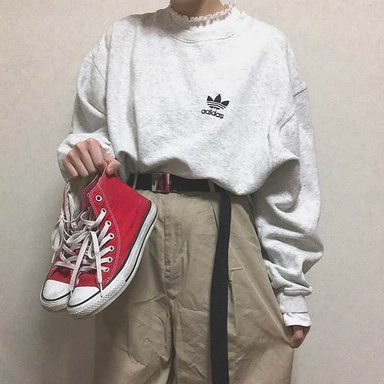 古着女子さんのインスタグラム写真 - (古着女子Instagram)「＼ いつだって #コンバース がいい✨ ／﻿ ﻿ 古着女子でも履いてる人が多い #コンバース 👟💕﻿ 色んなカラーバリエーションがあるのが魅力✨﻿ ﻿ 今回はコンバースのオールスターについてご紹介します🌟﻿ ﻿ オールスターはキャンバス生地と細身のシルエットが特徴的ですよね！﻿ ﻿ 古着女子のみんなはローカットとハイカット、どちらが好きですか？👟💕﻿ ﻿ ローカットは履きやすさがピカイチ！﻿ 靴下も合わせてコーデを楽しめるのがいいですよね✨﻿ ﻿ ハイカットはカジュアルコーデとの相性抜群！足痩せ効果もあるので、下半身がコンプレックス…なんて子にオススメです🥺💕﻿ ﻿ ﻿ ワンピースなどのガーリーアイテムをカジュアルダウンするために、コンバースを合わせても可愛いですよ🌟﻿ ﻿ 持っていない古着女子はぜひ！コンバースゲットしてみてくださいね💕﻿ ﻿ ﻿ 🏡古着女子がプロデュースする古着ショップを紹介🏡﻿﻿﻿﻿ ・9090ナインティナインティ @9090s_ 👖👟﻿﻿﻿﻿ ・ひとくち ﻿ @o0_hitokuchi_ 🐻🍯﻿﻿﻿ ﻿﻿﻿﻿ ﻿﻿﻿﻿ 🌼公式LINE@→@furuzyo で検索🌼﻿﻿﻿﻿ LINE@だけのお知らせや古着の疑問にも答えます！﻿﻿﻿﻿ ﻿﻿﻿﻿ ﻿﻿﻿﻿ 古着を素敵に着こなしてる女性の方をRepostでご紹介させていただきます🐒写真は全てご本人様に【掲載許諾】をとっております💓﻿﻿﻿﻿ ﻿﻿﻿﻿ ﻿﻿﻿﻿ ﻿﻿﻿﻿﻿ ﻿﻿﻿﻿﻿ #フルジョ #古着 #古着女子 #今日のコーデ #お洒落さんと繋がりたい #コーデ #古着コーデ #きょコ #ファッションコーデ #古着男子 #着回しコーデ #服好きな人と繋がりたい #古着好きと繋がりたい #ゆるコーデ #着画 #古着mix #古着好き #韓国コーデ #フリクロ  #メンズライク #古着ファッション ﻿#チェックパンツ #チェック #ベージュ族 #ベージュ #古着好き #コンバース #スニーカー #コンバース好き﻿ ﻿」6月19日 22時47分 - furuzyo