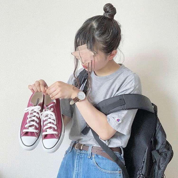 古着女子さんのインスタグラム写真 - (古着女子Instagram)「＼ いつだって #コンバース がいい✨ ／﻿ ﻿ 古着女子でも履いてる人が多い #コンバース 👟💕﻿ 色んなカラーバリエーションがあるのが魅力✨﻿ ﻿ 今回はコンバースのオールスターについてご紹介します🌟﻿ ﻿ オールスターはキャンバス生地と細身のシルエットが特徴的ですよね！﻿ ﻿ 古着女子のみんなはローカットとハイカット、どちらが好きですか？👟💕﻿ ﻿ ローカットは履きやすさがピカイチ！﻿ 靴下も合わせてコーデを楽しめるのがいいですよね✨﻿ ﻿ ハイカットはカジュアルコーデとの相性抜群！足痩せ効果もあるので、下半身がコンプレックス…なんて子にオススメです🥺💕﻿ ﻿ ﻿ ワンピースなどのガーリーアイテムをカジュアルダウンするために、コンバースを合わせても可愛いですよ🌟﻿ ﻿ 持っていない古着女子はぜひ！コンバースゲットしてみてくださいね💕﻿ ﻿ ﻿ 🏡古着女子がプロデュースする古着ショップを紹介🏡﻿﻿﻿﻿ ・9090ナインティナインティ @9090s_ 👖👟﻿﻿﻿﻿ ・ひとくち ﻿ @o0_hitokuchi_ 🐻🍯﻿﻿﻿ ﻿﻿﻿﻿ ﻿﻿﻿﻿ 🌼公式LINE@→@furuzyo で検索🌼﻿﻿﻿﻿ LINE@だけのお知らせや古着の疑問にも答えます！﻿﻿﻿﻿ ﻿﻿﻿﻿ ﻿﻿﻿﻿ 古着を素敵に着こなしてる女性の方をRepostでご紹介させていただきます🐒写真は全てご本人様に【掲載許諾】をとっております💓﻿﻿﻿﻿ ﻿﻿﻿﻿ ﻿﻿﻿﻿ ﻿﻿﻿﻿﻿ ﻿﻿﻿﻿﻿ #フルジョ #古着 #古着女子 #今日のコーデ #お洒落さんと繋がりたい #コーデ #古着コーデ #きょコ #ファッションコーデ #古着男子 #着回しコーデ #服好きな人と繋がりたい #古着好きと繋がりたい #ゆるコーデ #着画 #古着mix #古着好き #韓国コーデ #フリクロ  #メンズライク #古着ファッション ﻿#チェックパンツ #チェック #ベージュ族 #ベージュ #古着好き #コンバース #スニーカー #コンバース好き﻿ ﻿」6月19日 22時47分 - furuzyo