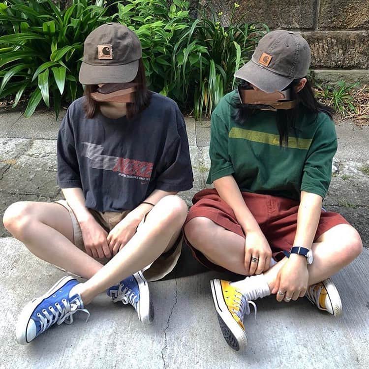 古着女子さんのインスタグラム写真 - (古着女子Instagram)「＼ いつだって #コンバース がいい✨ ／﻿ ﻿ 古着女子でも履いてる人が多い #コンバース 👟💕﻿ 色んなカラーバリエーションがあるのが魅力✨﻿ ﻿ 今回はコンバースのオールスターについてご紹介します🌟﻿ ﻿ オールスターはキャンバス生地と細身のシルエットが特徴的ですよね！﻿ ﻿ 古着女子のみんなはローカットとハイカット、どちらが好きですか？👟💕﻿ ﻿ ローカットは履きやすさがピカイチ！﻿ 靴下も合わせてコーデを楽しめるのがいいですよね✨﻿ ﻿ ハイカットはカジュアルコーデとの相性抜群！足痩せ効果もあるので、下半身がコンプレックス…なんて子にオススメです🥺💕﻿ ﻿ ﻿ ワンピースなどのガーリーアイテムをカジュアルダウンするために、コンバースを合わせても可愛いですよ🌟﻿ ﻿ 持っていない古着女子はぜひ！コンバースゲットしてみてくださいね💕﻿ ﻿ ﻿ 🏡古着女子がプロデュースする古着ショップを紹介🏡﻿﻿﻿﻿ ・9090ナインティナインティ @9090s_ 👖👟﻿﻿﻿﻿ ・ひとくち ﻿ @o0_hitokuchi_ 🐻🍯﻿﻿﻿ ﻿﻿﻿﻿ ﻿﻿﻿﻿ 🌼公式LINE@→@furuzyo で検索🌼﻿﻿﻿﻿ LINE@だけのお知らせや古着の疑問にも答えます！﻿﻿﻿﻿ ﻿﻿﻿﻿ ﻿﻿﻿﻿ 古着を素敵に着こなしてる女性の方をRepostでご紹介させていただきます🐒写真は全てご本人様に【掲載許諾】をとっております💓﻿﻿﻿﻿ ﻿﻿﻿﻿ ﻿﻿﻿﻿ ﻿﻿﻿﻿﻿ ﻿﻿﻿﻿﻿ #フルジョ #古着 #古着女子 #今日のコーデ #お洒落さんと繋がりたい #コーデ #古着コーデ #きょコ #ファッションコーデ #古着男子 #着回しコーデ #服好きな人と繋がりたい #古着好きと繋がりたい #ゆるコーデ #着画 #古着mix #古着好き #韓国コーデ #フリクロ  #メンズライク #古着ファッション ﻿#チェックパンツ #チェック #ベージュ族 #ベージュ #古着好き #コンバース #スニーカー #コンバース好き﻿ ﻿」6月19日 22時47分 - furuzyo