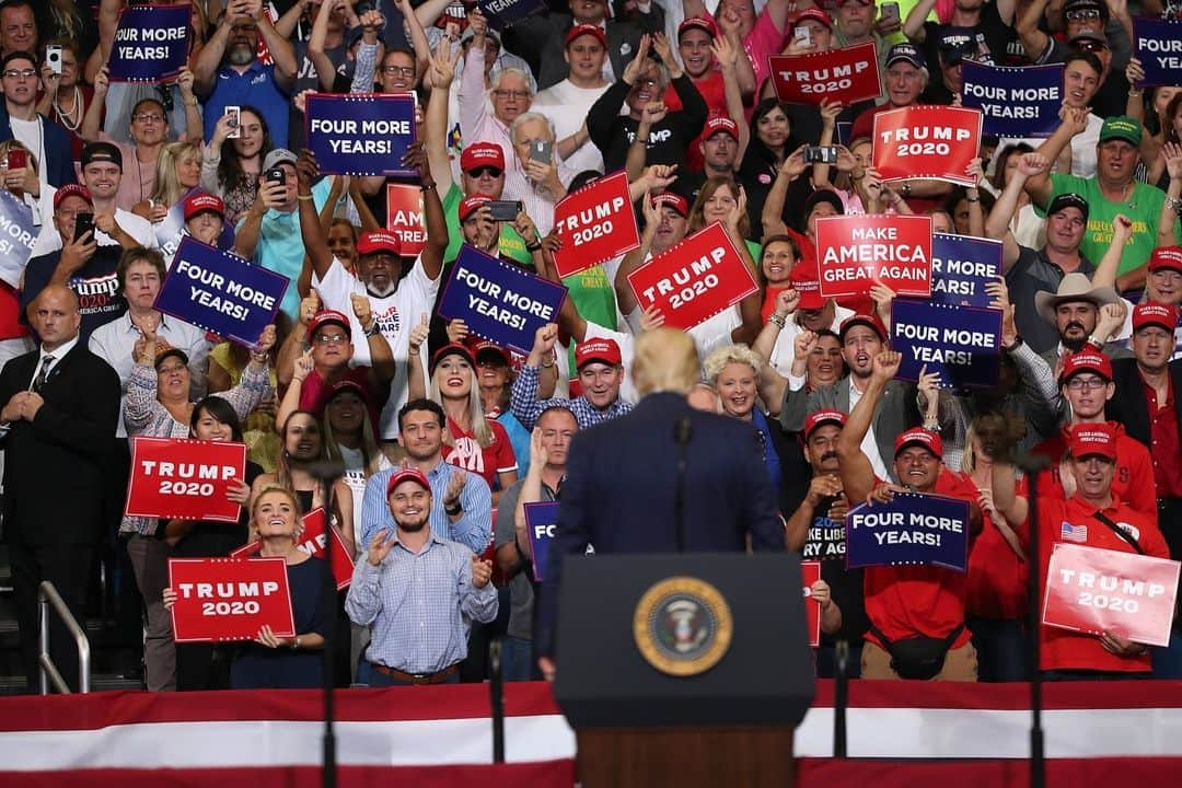 ルモンドさんのインスタグラム写真 - (ルモンドInstagram)「Alarmiste et virulent, le président américain Donald Trump a lancé officiellement sa campagne pour 2020 à Orlando, en Floride, mardi 18 juin. Il a assuré qu’en cas de victoire en 2020 ses adversaires « supprimeraient [la] liberté d’expression, utiliseraient le pouvoir de la loi pour punir leurs adversaires », et « dépouilleraient les Américains de leurs droits constitutionnels tout en inondant le pays d’immigrants clandestins ». Le choix stratégique de se reposer exclusivement sur cette base électorale éclaire le paradoxe de la présidence Trump. Celle-ci suscite en effet une adhésion déterminée mais qui reste minoritaire en dépit d’indicateurs économiques historiques, notamment en matière d’emploi. L’étroitesse de ce socle explique une série de sondages défavorables effectués par l’équipe de campagne du président dans les Etats qui seront déterminants en 2020, puisque la présidentielle ne se joue pas au niveau national. Dans ces Etats pivots, Donald Trump est actuellement devancé nettement par les candidats démocrates les mieux placés dans la course à l’investiture présidentielle. - Photo : Joe Raedle / Getty images (@gettyimages) / AFP (@afpphoto) - #EtatsUnis #DonaldTrump」6月19日 22時48分 - lemondefr