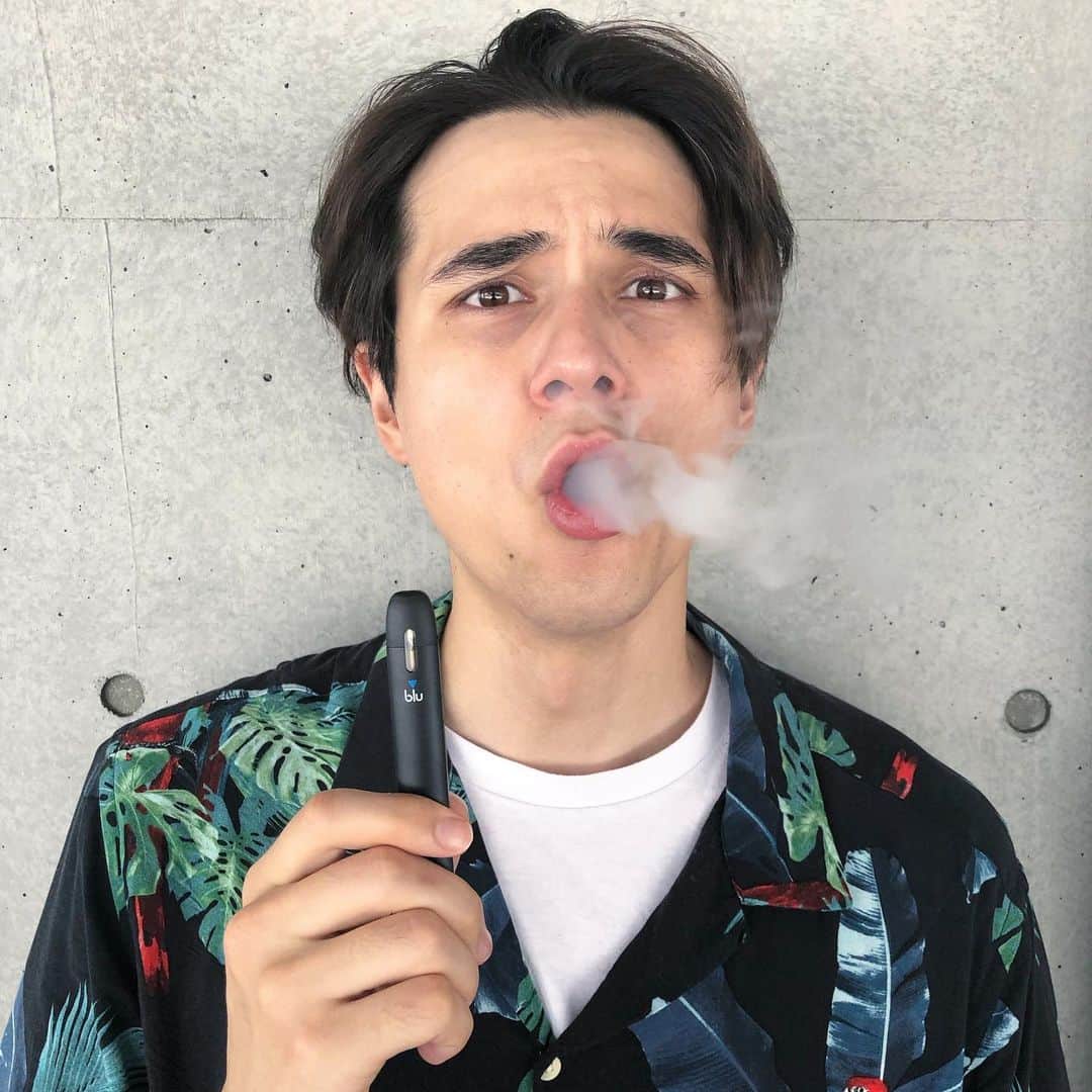 のインスタグラム：「色んなフレーバーが11種類もあって気分で変えれるし、匂いも付かないからお勧めかも！！ 僕はカフェオレ味☕️ @myblujapan で武尊さん出演のめちゃくちゃカッコいいIGTVが配信中です！武尊さんのストイックさがとても分かるムービーなので是非チェックしてみてください😳🔥 mybluの公式アカウントでK-1の観戦チケットが当たるフォロー＆キャンペーンも実施されてるみたいなので皆さんも是非参加してみてね🕺🏻 #ShiftFWD #シフトフォワード #myblu #pr」
