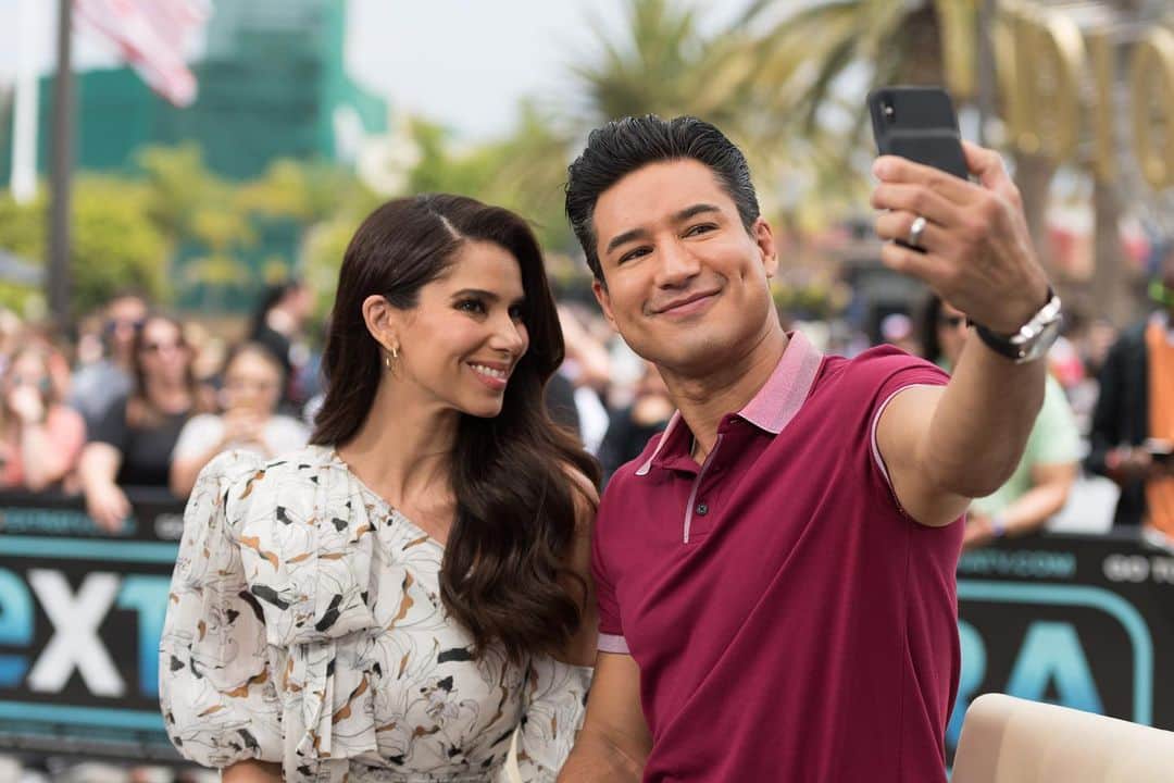 ペリーエリスのインスタグラム：「@mariolopez snaps a pic with @roselyn_sanchez while hosting @extratv wearing our Ombre Collar Polo. #PerryEllis #LifeReadySince1976」