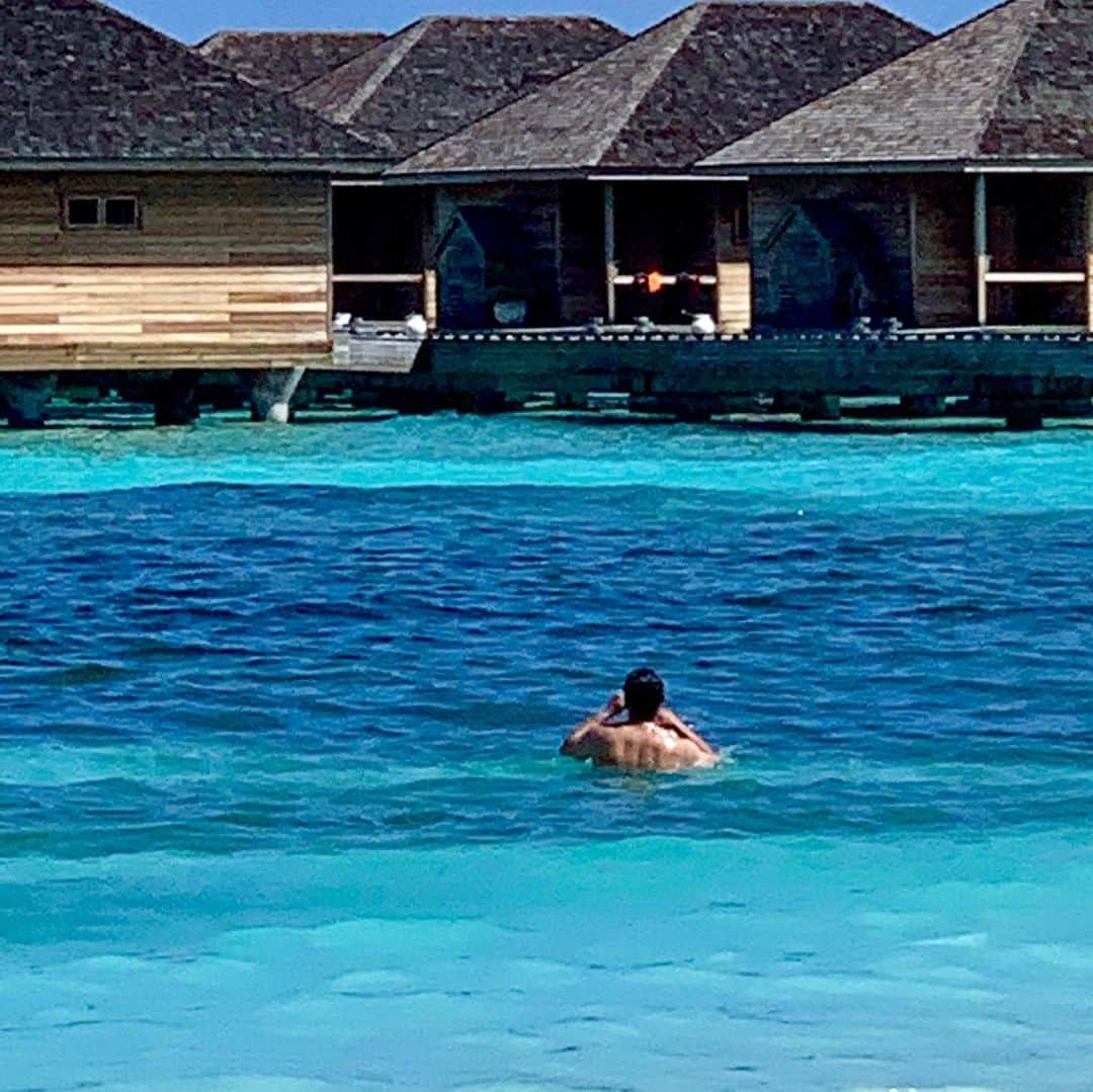 ジョン・ウエルタスさんのインスタグラム写真 - (ジョン・ウエルタスInstagram)「While admiring the tranquil beauty of the #maldives and taking silly selfies, we noticed a #plastic water bottle floating just off the #beach !!! Of course @hurawalhi only uses refillable #glass bottles( #awesome ) so who knows how long it’d been in the ocean so I sprung into action, chased that bottle down and captured it. We can all do our part...I even got a quick & refreshing swim out it. It only takes a minute to pick up a piece of trash that could pose a danger to our environment and wildlife and eventually us.  #travelkindly #joninthemaldives @kindtraveler #woolaroo @outerknown」6月19日 22時53分 - jonhuertas