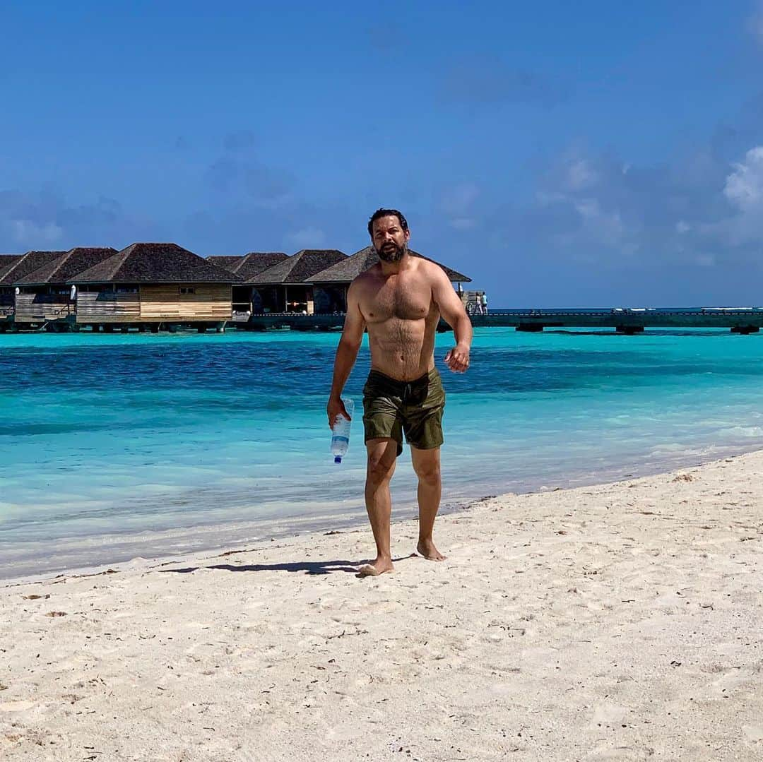 ジョン・ウエルタスさんのインスタグラム写真 - (ジョン・ウエルタスInstagram)「While admiring the tranquil beauty of the #maldives and taking silly selfies, we noticed a #plastic water bottle floating just off the #beach !!! Of course @hurawalhi only uses refillable #glass bottles( #awesome ) so who knows how long it’d been in the ocean so I sprung into action, chased that bottle down and captured it. We can all do our part...I even got a quick & refreshing swim out it. It only takes a minute to pick up a piece of trash that could pose a danger to our environment and wildlife and eventually us.  #travelkindly #joninthemaldives @kindtraveler #woolaroo @outerknown」6月19日 22時53分 - jonhuertas