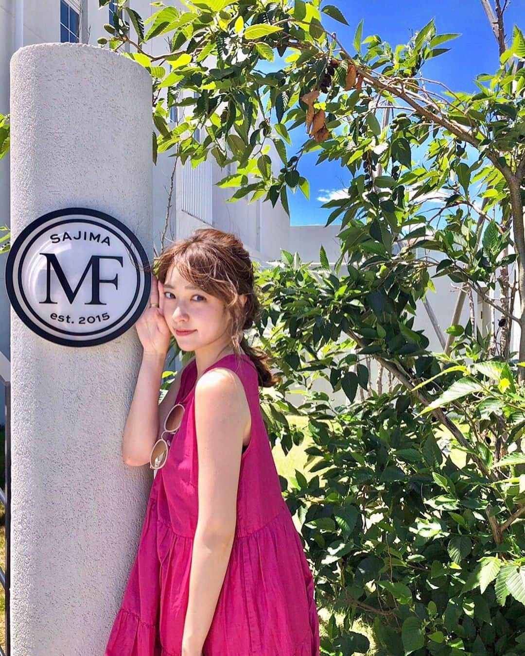 大野愛友佳さんのインスタグラム写真 - (大野愛友佳Instagram)「#オーシャンビュー の#テラス席 で🌴📷 . 風が強かったからランチ中に、 テラスは解放してなかったんだけど、 写真撮りたくてテラス行ってみたら 風強すぎてこわくてこわくて進めなかった🌪 携帯何回も吹き飛ばされるかと思った🌪 . だから2枚目はめっちゃ耐えて撮った奇跡の1枚🤫🤫 . 上出来でしょ😂 . そして#ヘアアレンジ はそんな暴風でも崩れないように#くるりんぱ 3つで完璧固定👊🏾 . 天気は良い1日だったんだけどね🌞 . 📍#マリンアンドファーム #marineandfarm #seaside #japantown  #佐島 #神奈川 #葉山カフェ #佐島の海 #鎌倉ランチ #南国リゾート #テラスランチ #海ランチ  #国内旅行 #白肌 #海コーデ #海 #お誕生日 #instalove 👗#コーデ #outfit #ootd  #ティアードワンピ @gu_global」6月19日 22時56分 - ohnoayuka