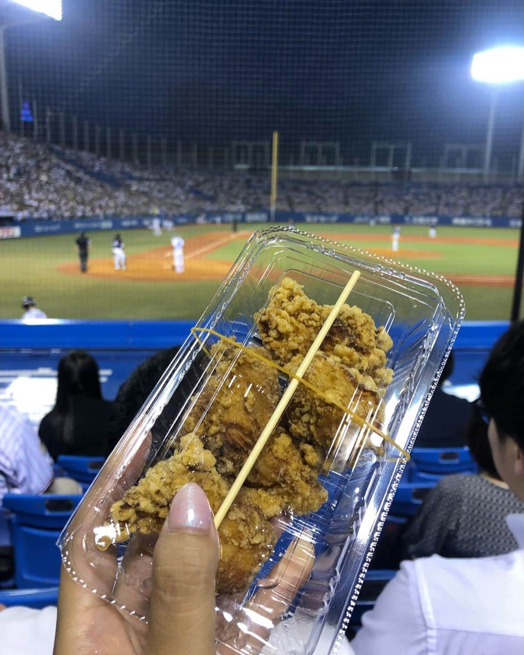 坂元美香さんのインスタグラム写真 - (坂元美香Instagram)「すわほーーっ❣️🤩🐧 久々に神宮からすわほーです！ライアン小川投手やっとだねー！！嬉しいね✨そして最後の三振、痺れた🤩石山万歳🙌ライアン万歳🙌バレちゃん万歳🙌唐揚げ祭りも万歳🙌ワッショイワッショイ🙌⛱ . 今日はついに新しい観戦ツールをGET！ ずーっと欲しかった野球観戦には必需品の#双眼鏡 🤩 超軽量で首からかけれる#supersunny のにした！今晩説明書読んで明日から活躍しまくるぞ！！これで野手やブルペンしっかり覗ける😆 . 2019観戦30戦目→#坂元野球観戦記録 #すわほー #ヤクルトスワローズ #東京ヤクルトスワローズ #ヤクルト戦 #ソフトバンク戦 #ソフトバンク #ソフトバンクホークス #セパ交流戦 #神宮球場 #fashion #野球コーデ #ヤクルト女子 #スワ女 #つばめ女子 #野球女子 #プロ野球 #カジュアル #スポーツ観戦コーデ #つば九郎の空中くるりんぱ #野球は楽しいね」6月19日 23時01分 - mika_saka