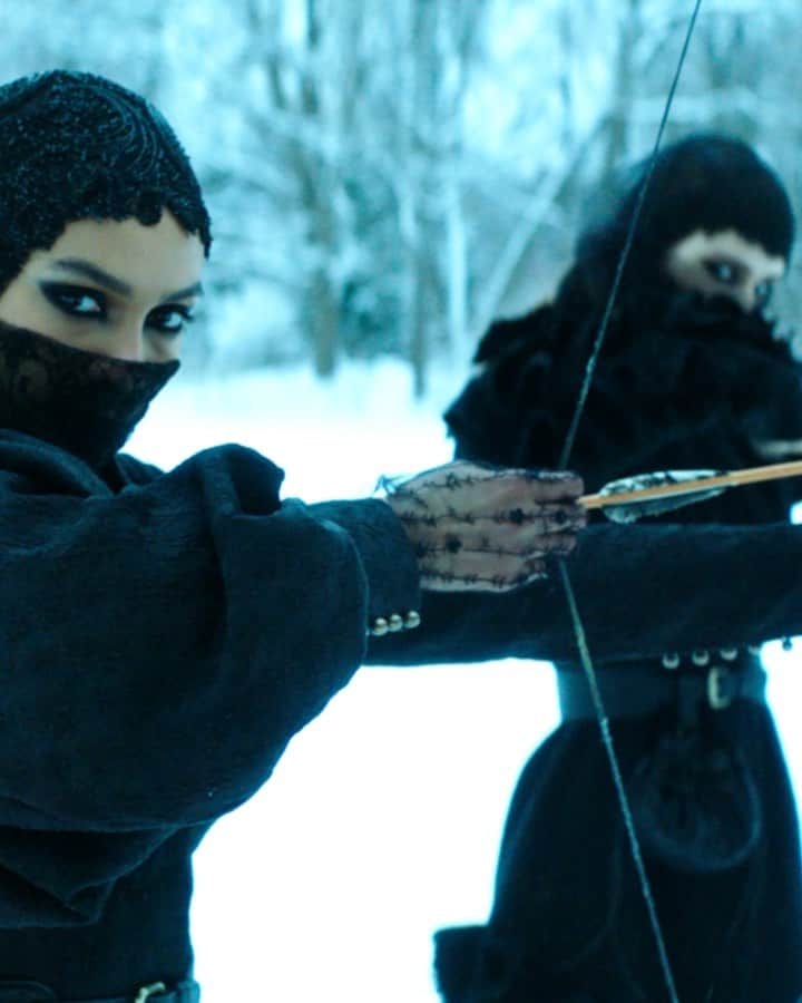 ウリヤナ・セルギエンコのインスタグラム：「- Anita.. Liana.. I need your help 🏹 #sisterhood #ulyanadreams」